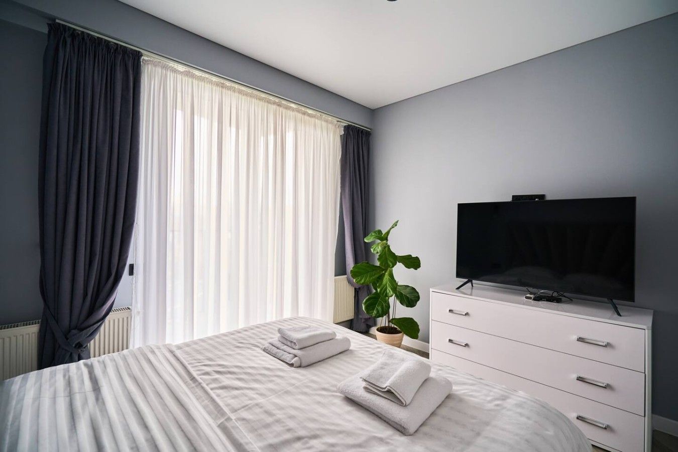 Modern 1BR | Balcony | in Center by Torro Mall