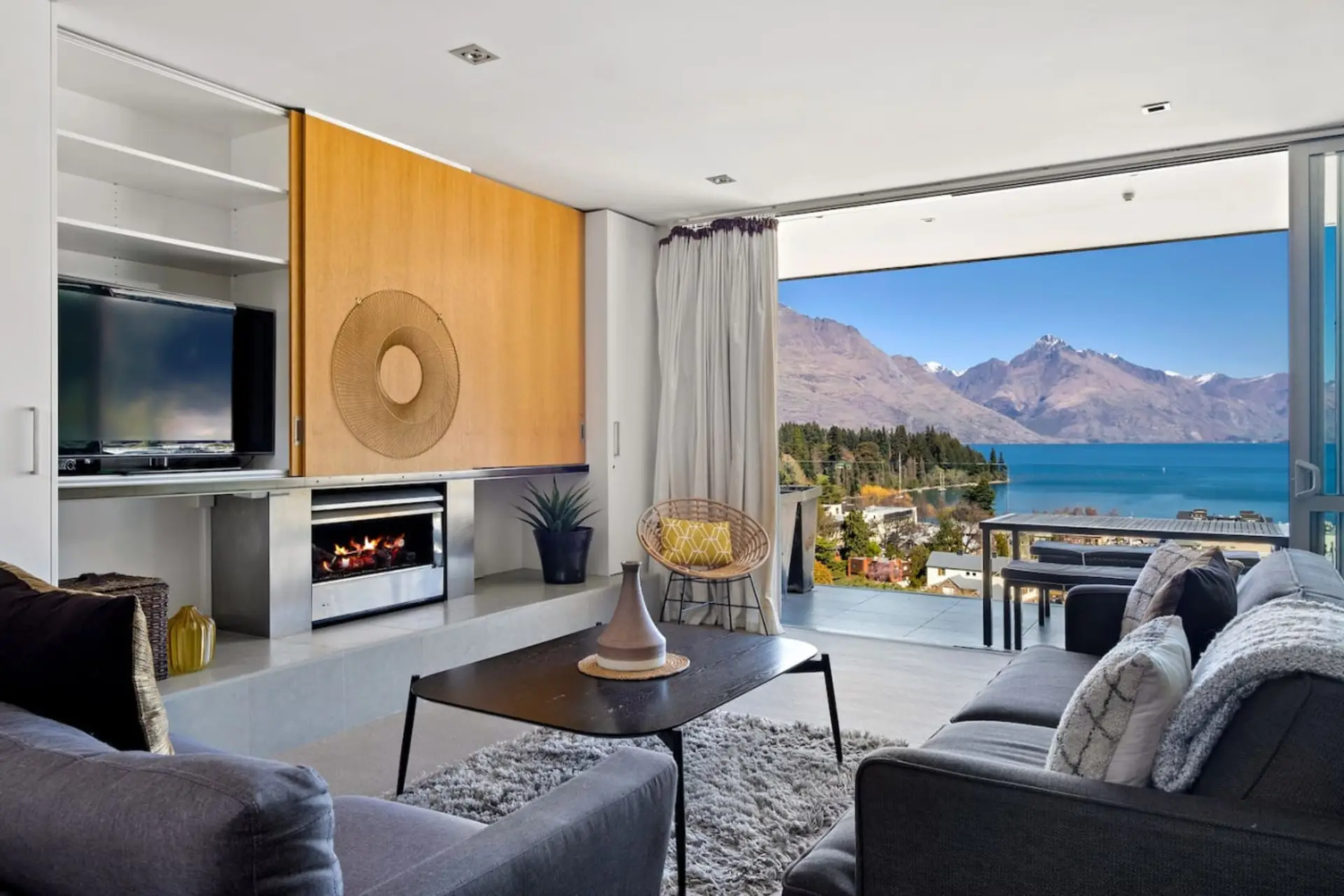 Open plan living with stunning views of Downtown Queenstown, Lake Wakatipu and the surrounding mountains