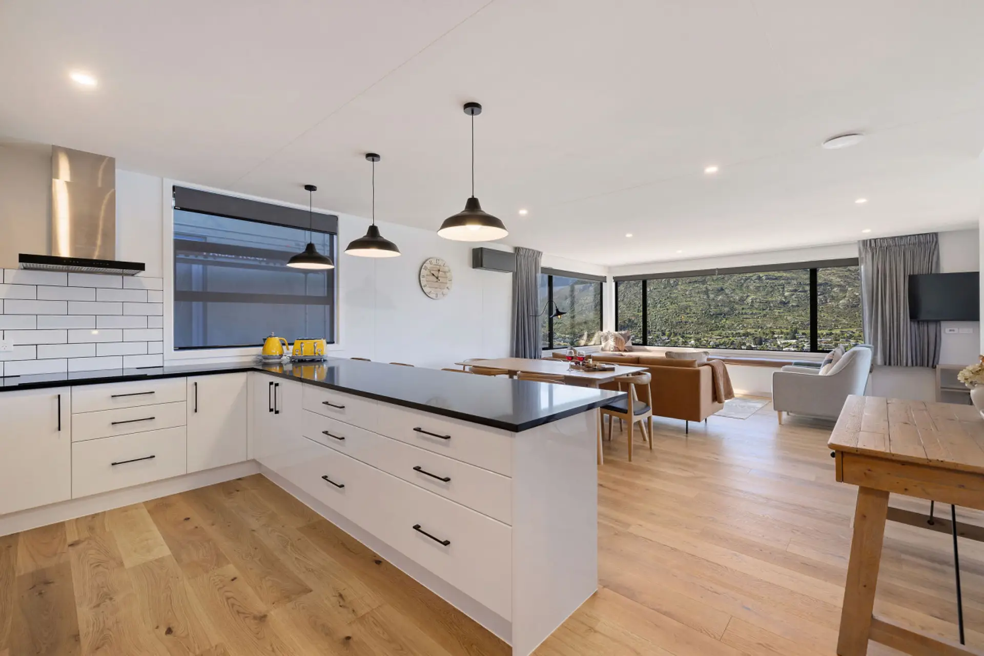Spacious & Modern open plan kitchen, dining and living area