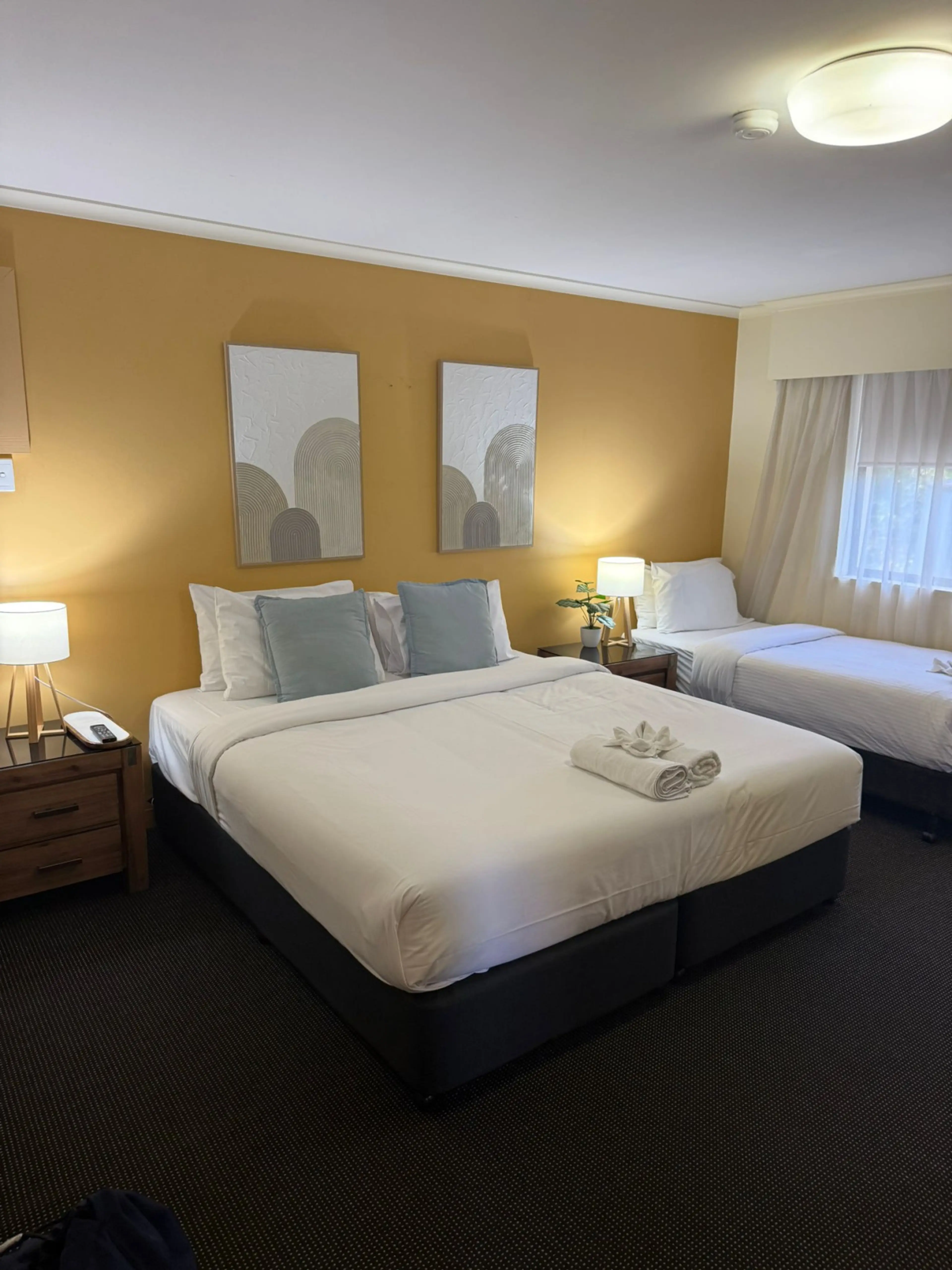 Unwind in the flexible bedd options - King bed plus single.