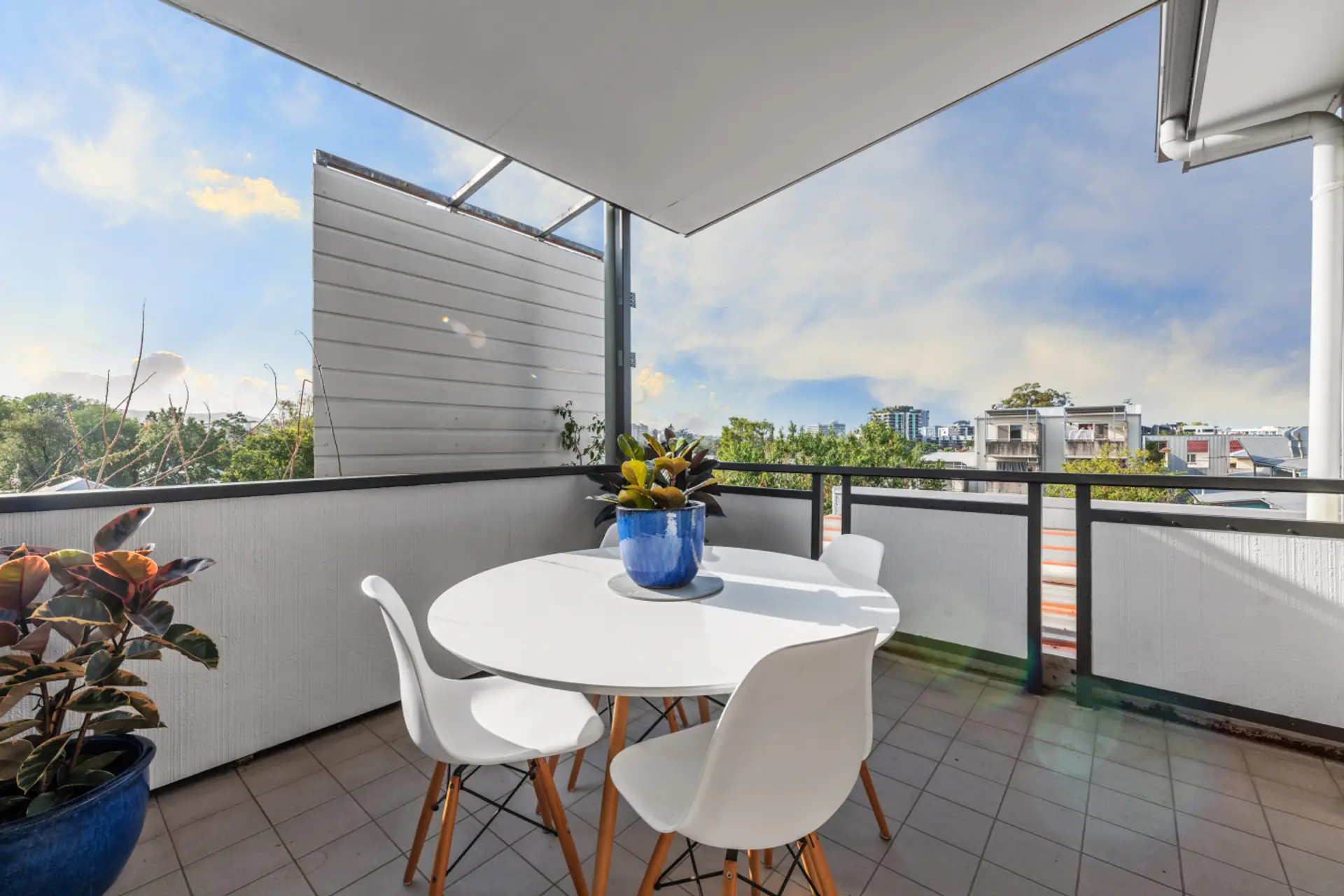 Soak up the urban west end view on the sun filled balcony.