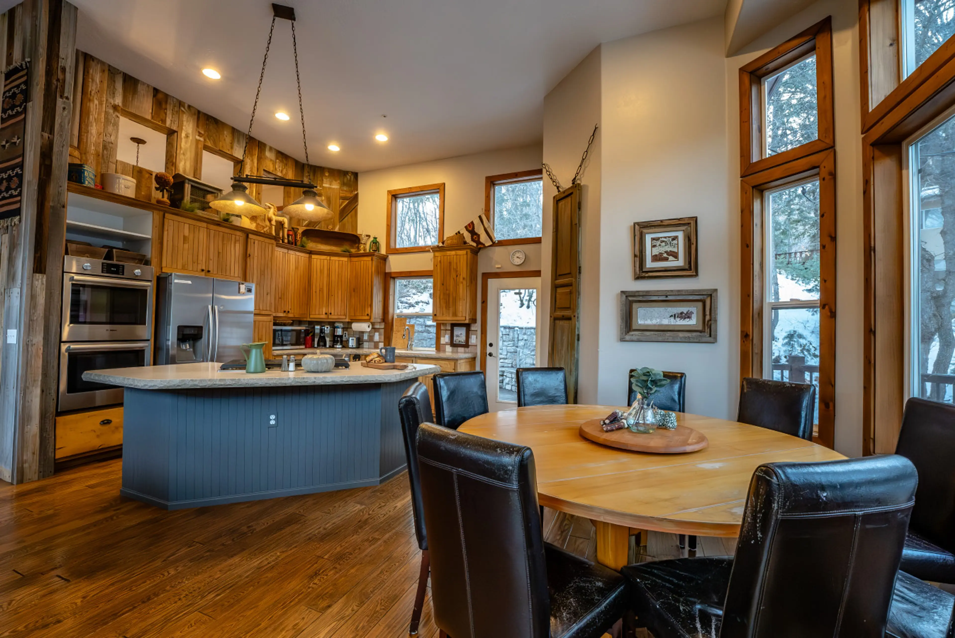 Open kitchen and table for 8