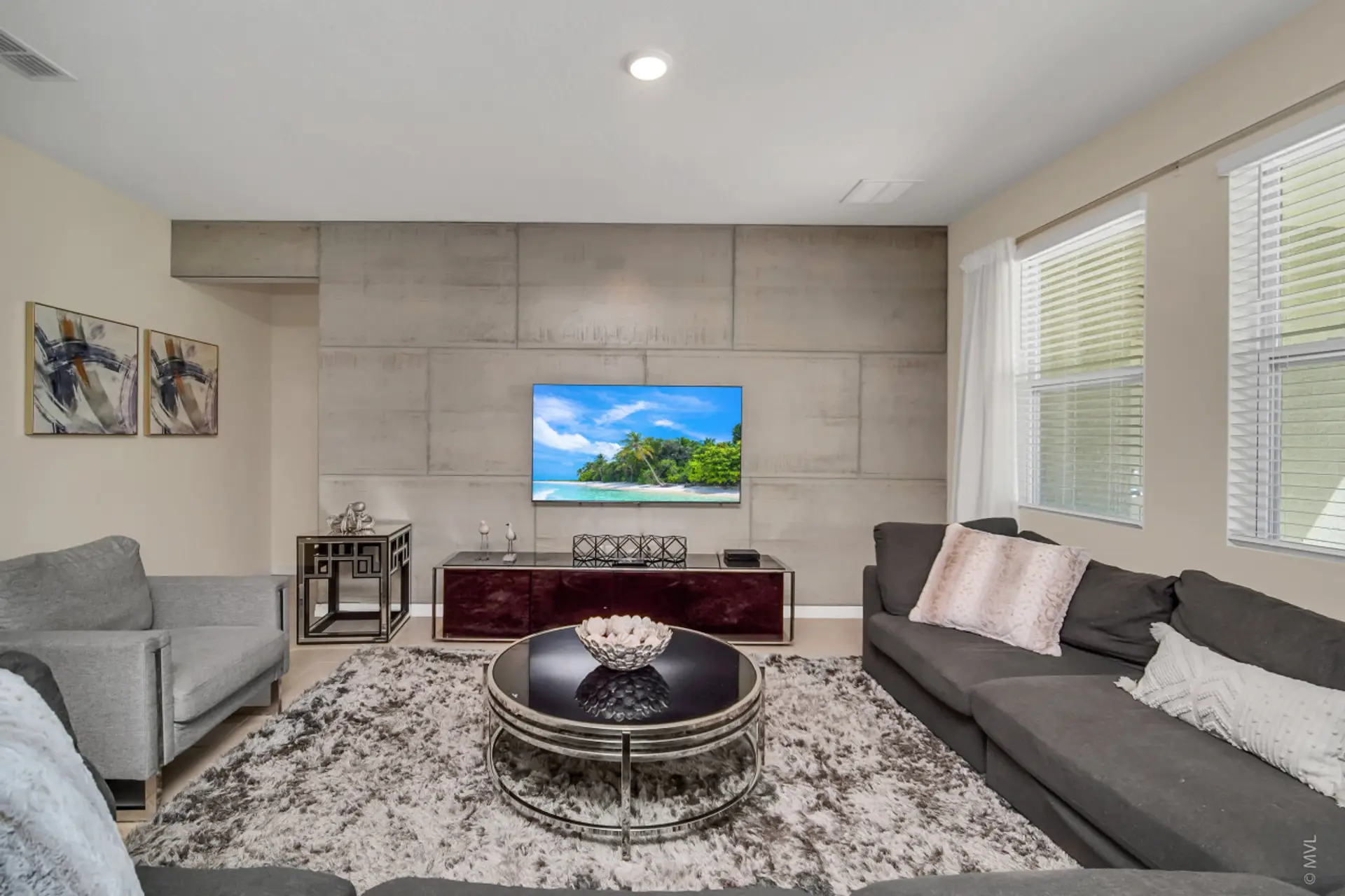 Spacious Living room, perfect spot to relax after a long day😊