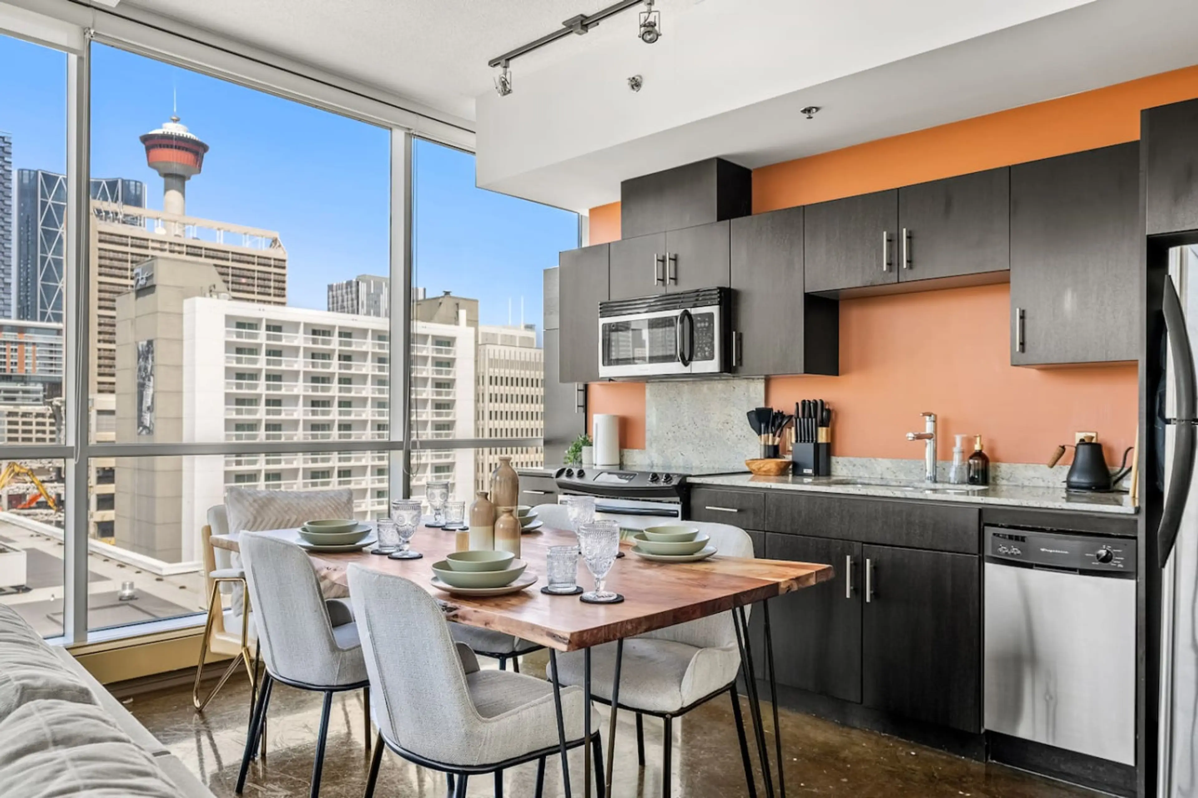 Dining area for 4 with views of the Calgary Tower.