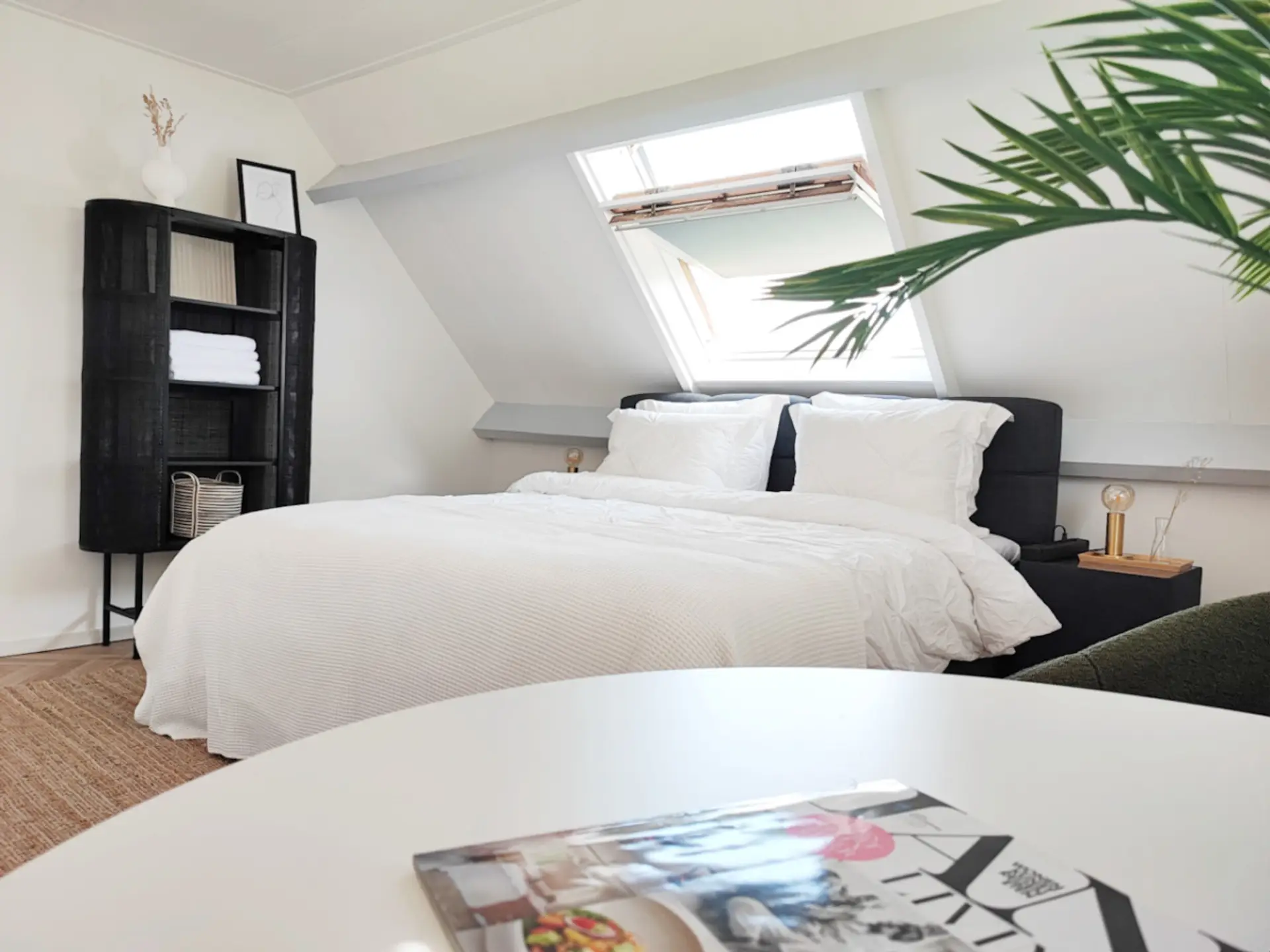 Bedroom with bathroom ensuite. 180x200cm bed.