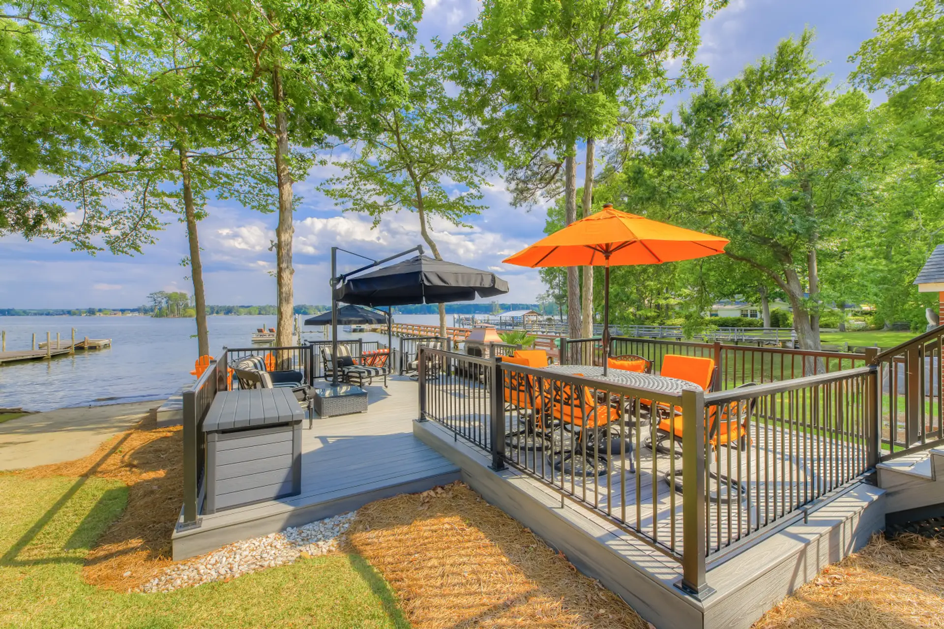 Please note that the black umbrellas shown here are no longer on the property.