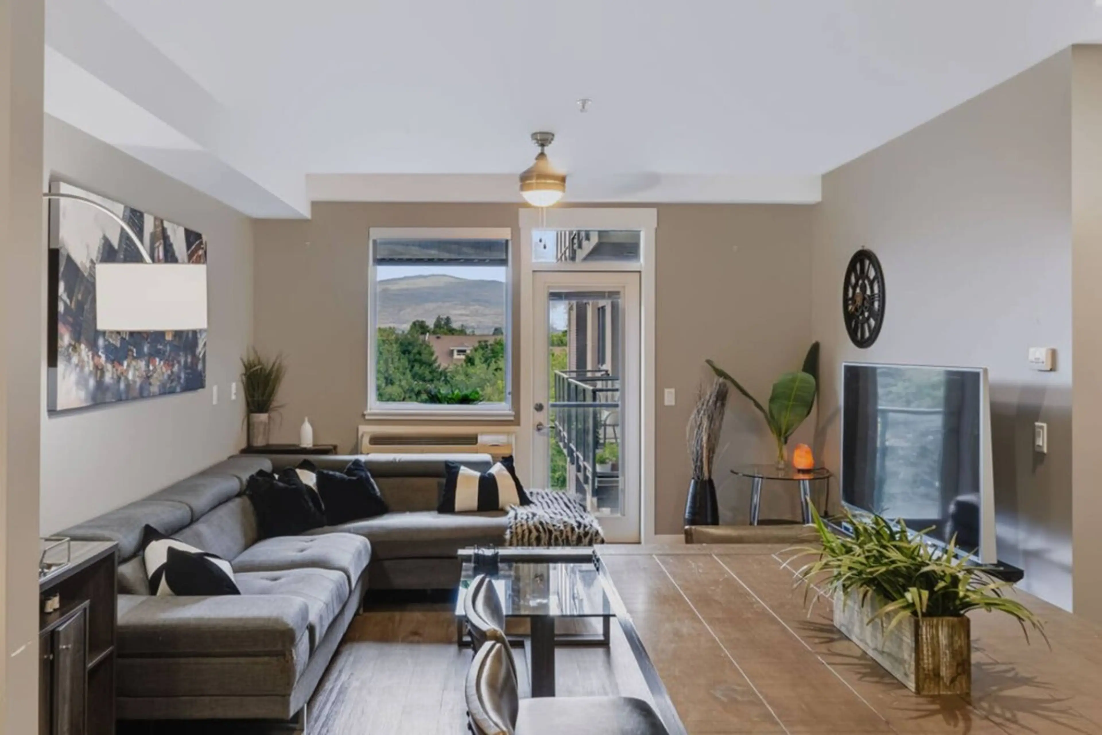 A welcoming space with a mountain view for your downtown stay