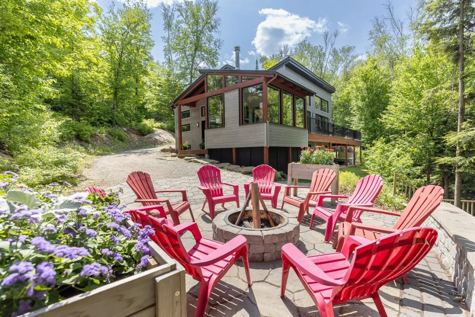 🔥 Outdoor Fire Pit Evenings by the fire. Gather around the fire pit for cocktails, stories, and unforgettable nights.
