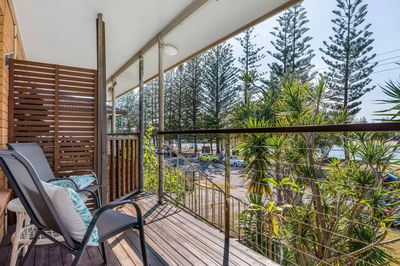 Koala Park Getaway + Amazing Beach Views & Access ,  holiday rental in Burleigh Heads