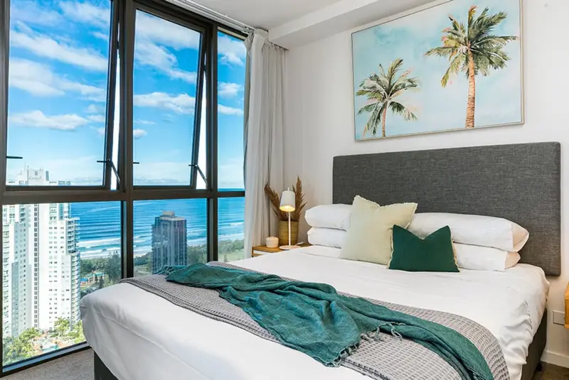 Broadbeach Apartment + Amazing Ocean Views + WiFi ,  holiday rental in Broadbeach