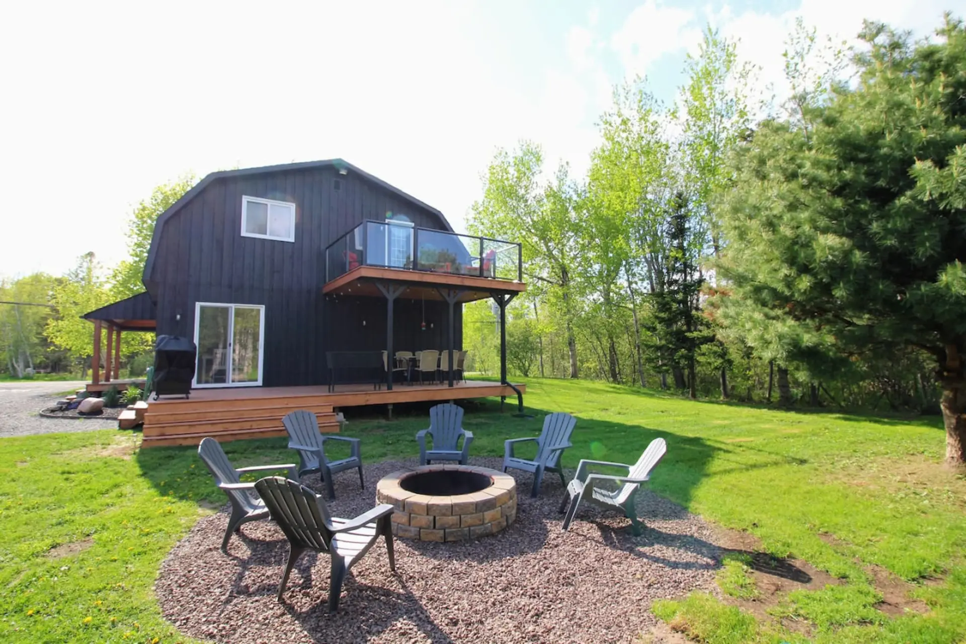 Large back deck and balcony