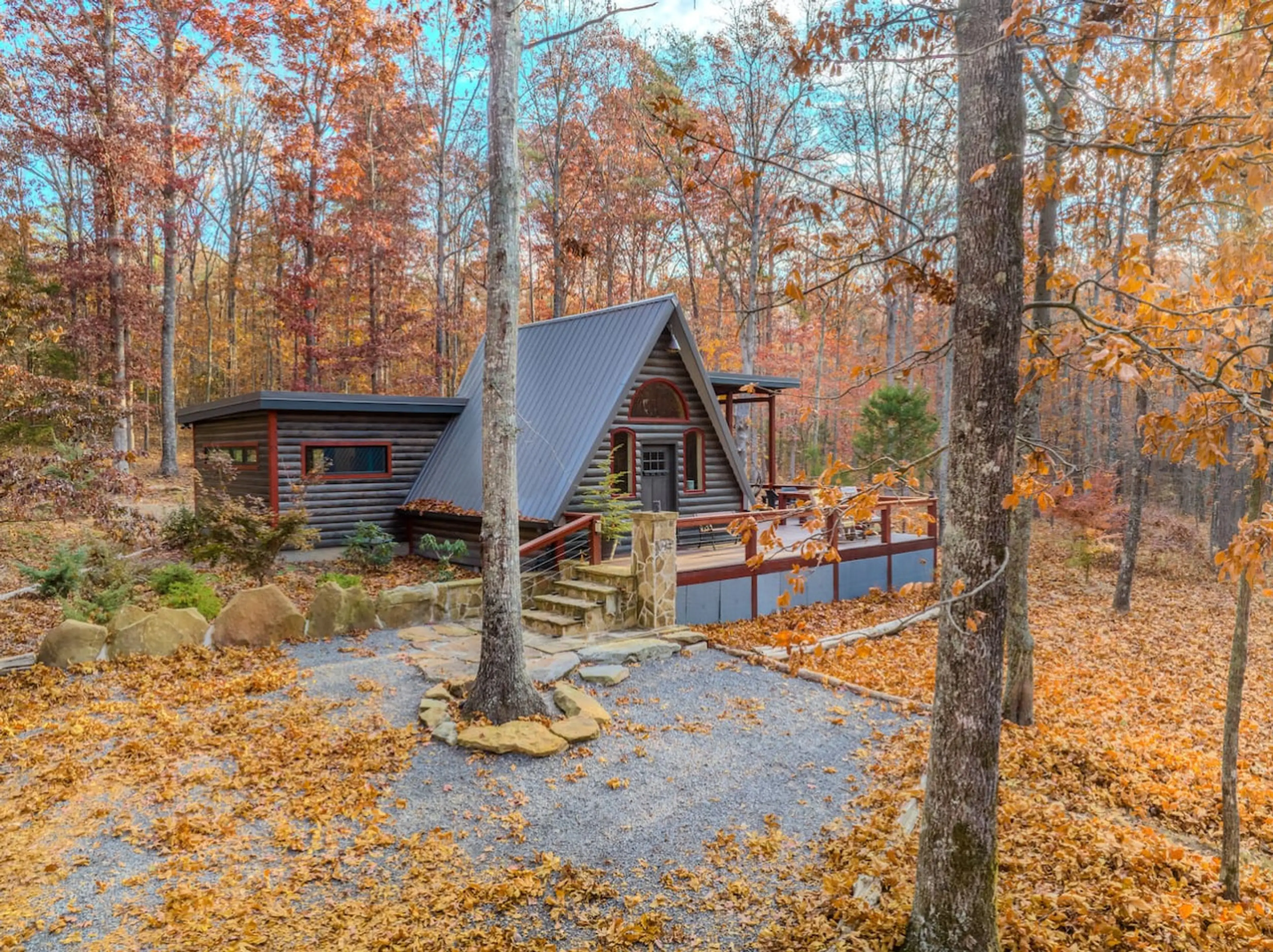 Wolf & Bears! A-Frame with Sauna near the rim of the canyon. Exquisite no matter the season!