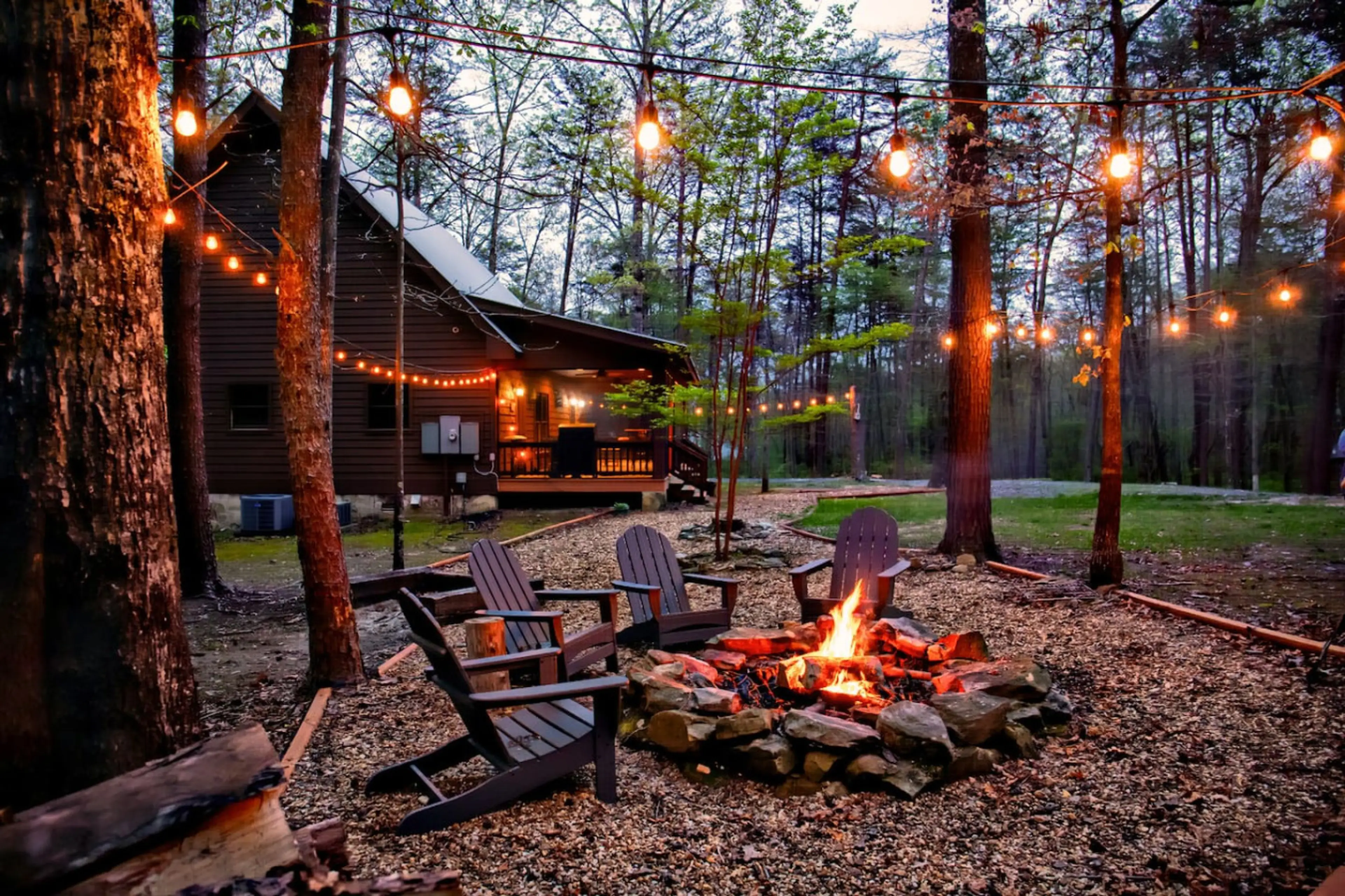 Whitetail Ridge – Private cabin with a large fire pit area, horseshoes, corn hole, spacious screened-in porch, and entertainment including a pool table and ping pong.