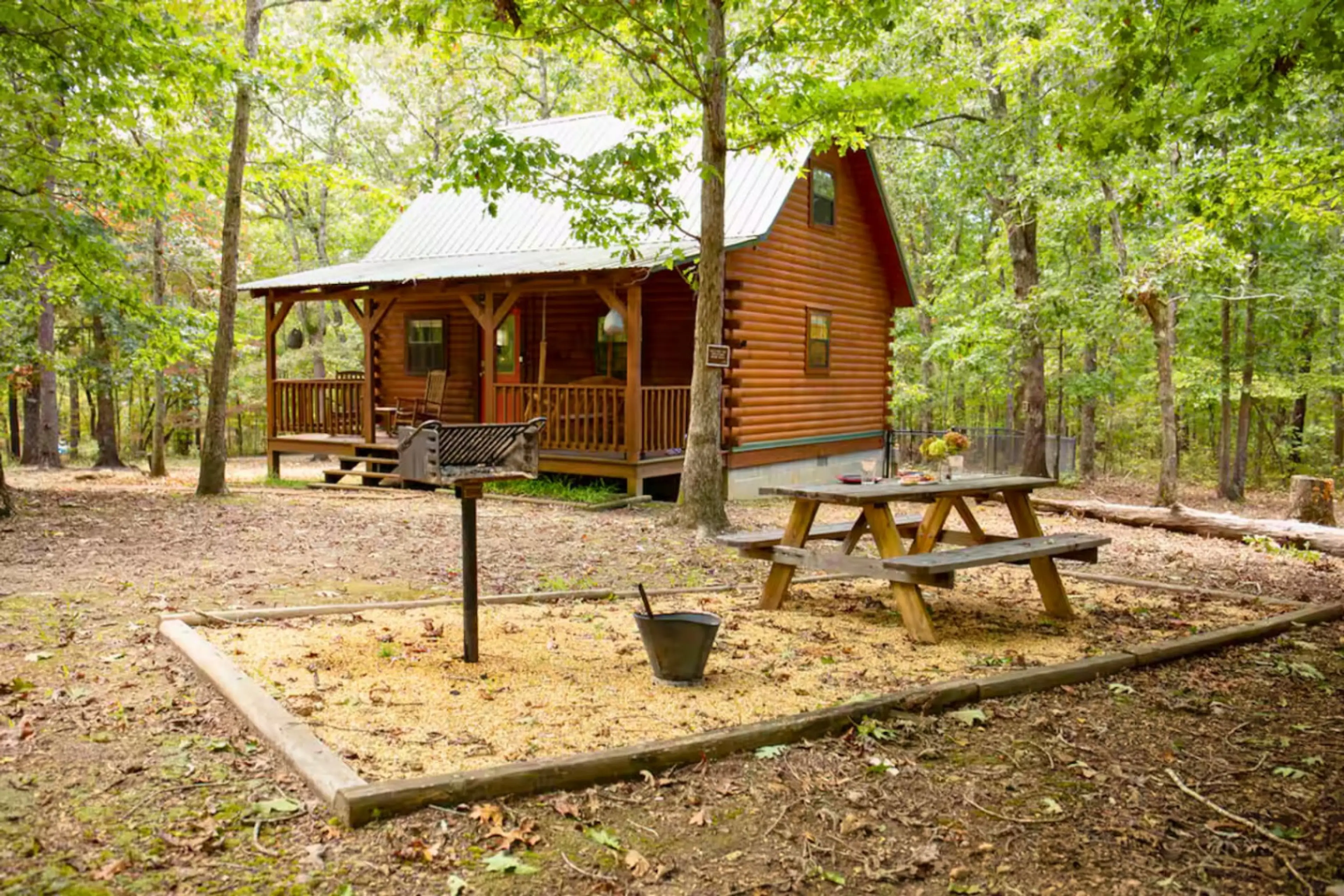 Charming picnic area in the front yard, ideal for outdoor meals and enjoying the fresh air.