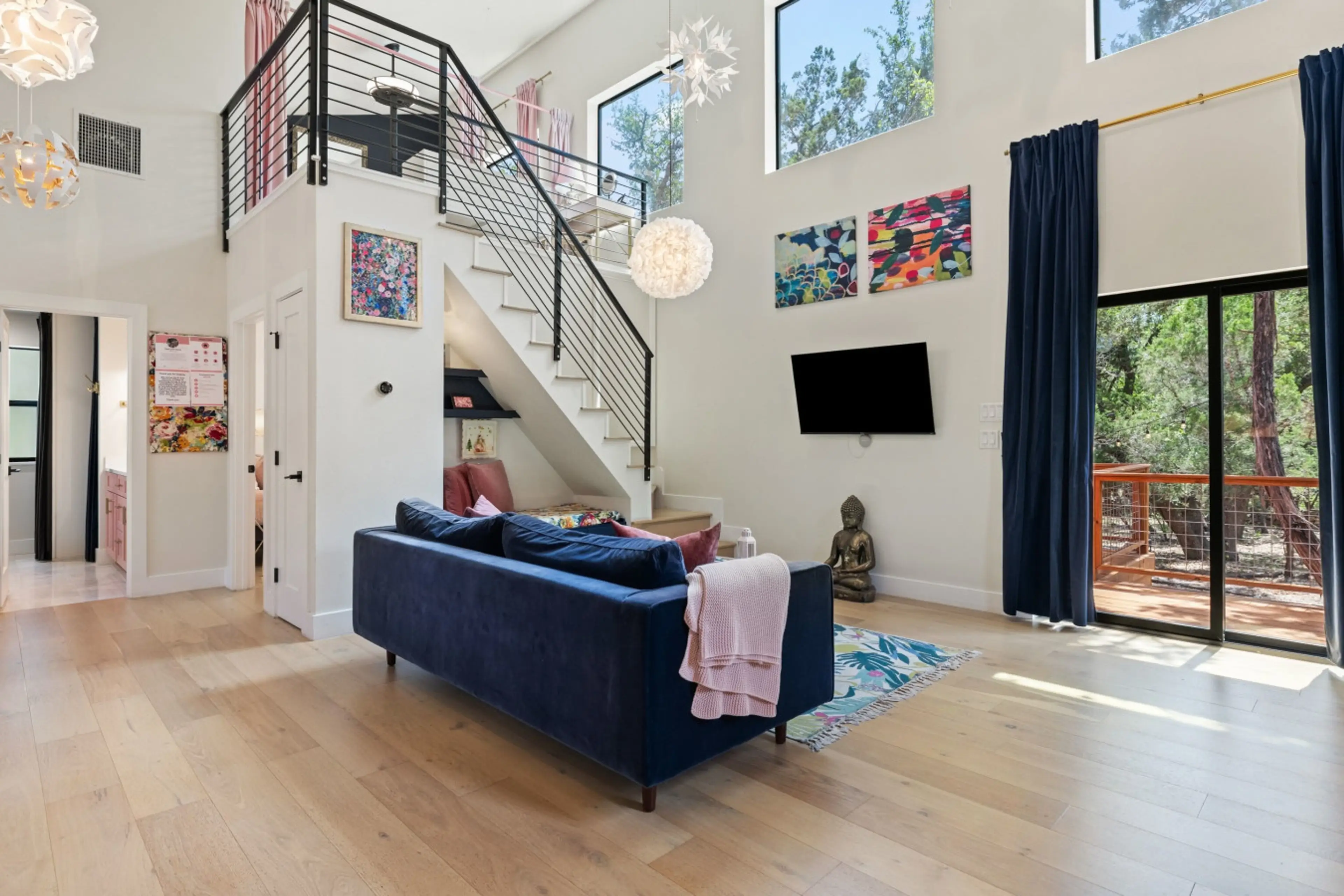 The Lazy Lavender Treetop House Great Room