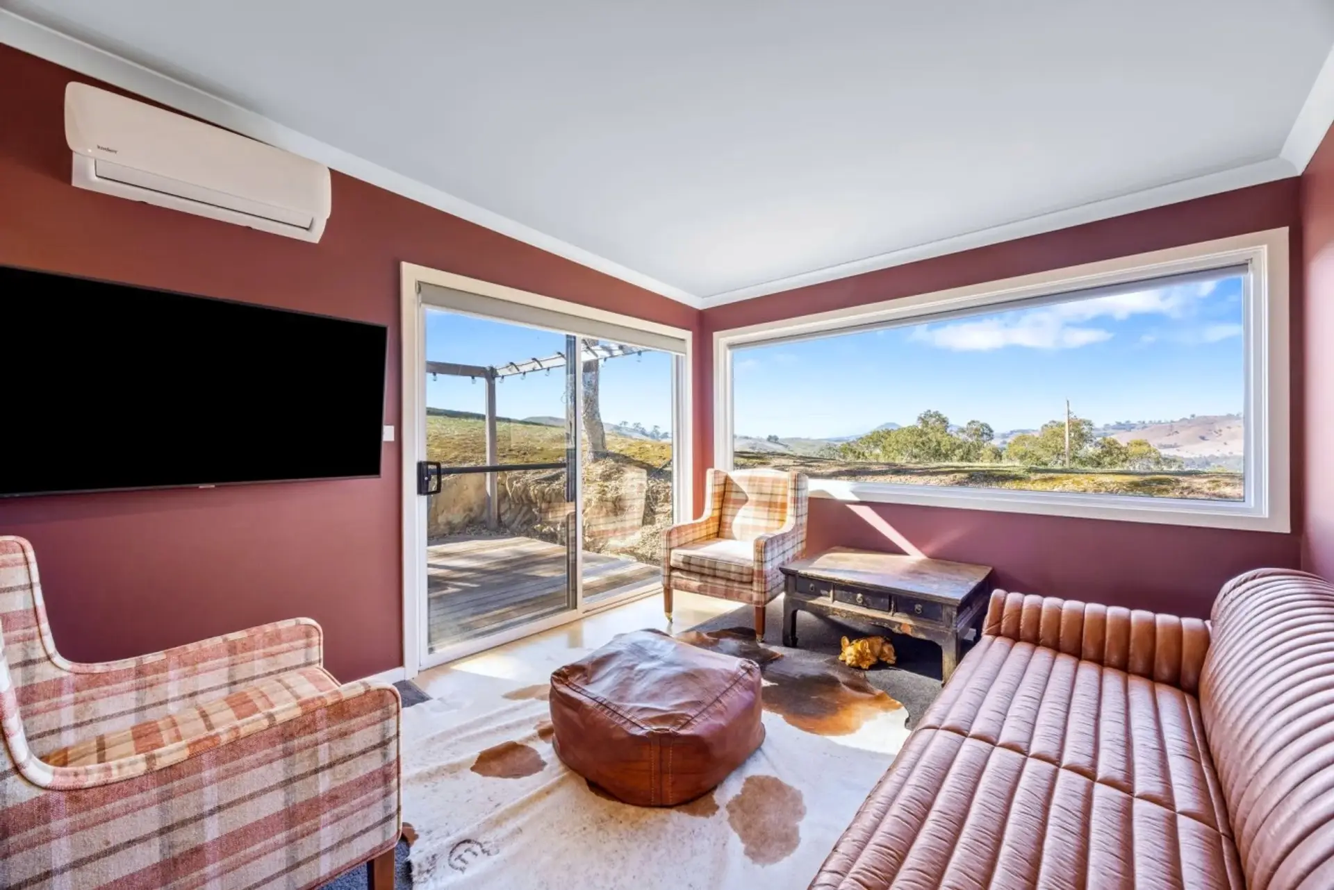 01 Bella Vista High Country Retreat - Lounge Room with High Country Views