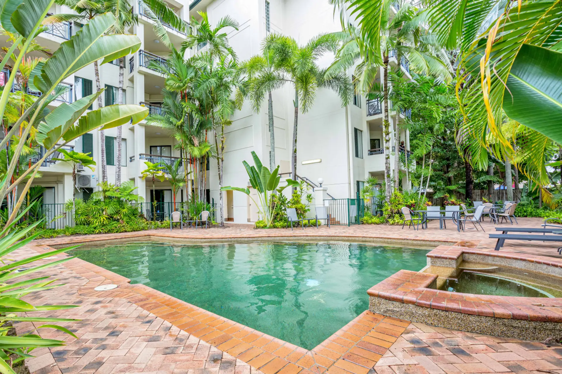 Take advantage of the complex's fantastic amenities, including a refreshing outdoor pool with a relaxing spa pool. Perfect for unwinding after a day of exploring, you can also enjoy the BBQ area, ideal for a casual outdoor meal with friends or family.