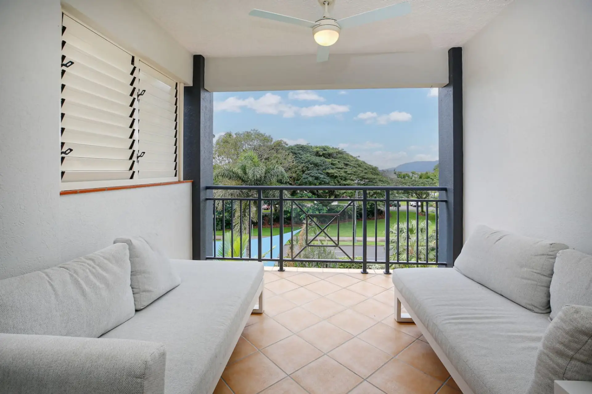 Step out onto the private balcony and take in breathtaking views of the Cairns Esplanade and Coral Sea. Perfect for morning coffee or evening drinks, this relaxing outdoor space captures the tropical vibe and beauty of Cairns.