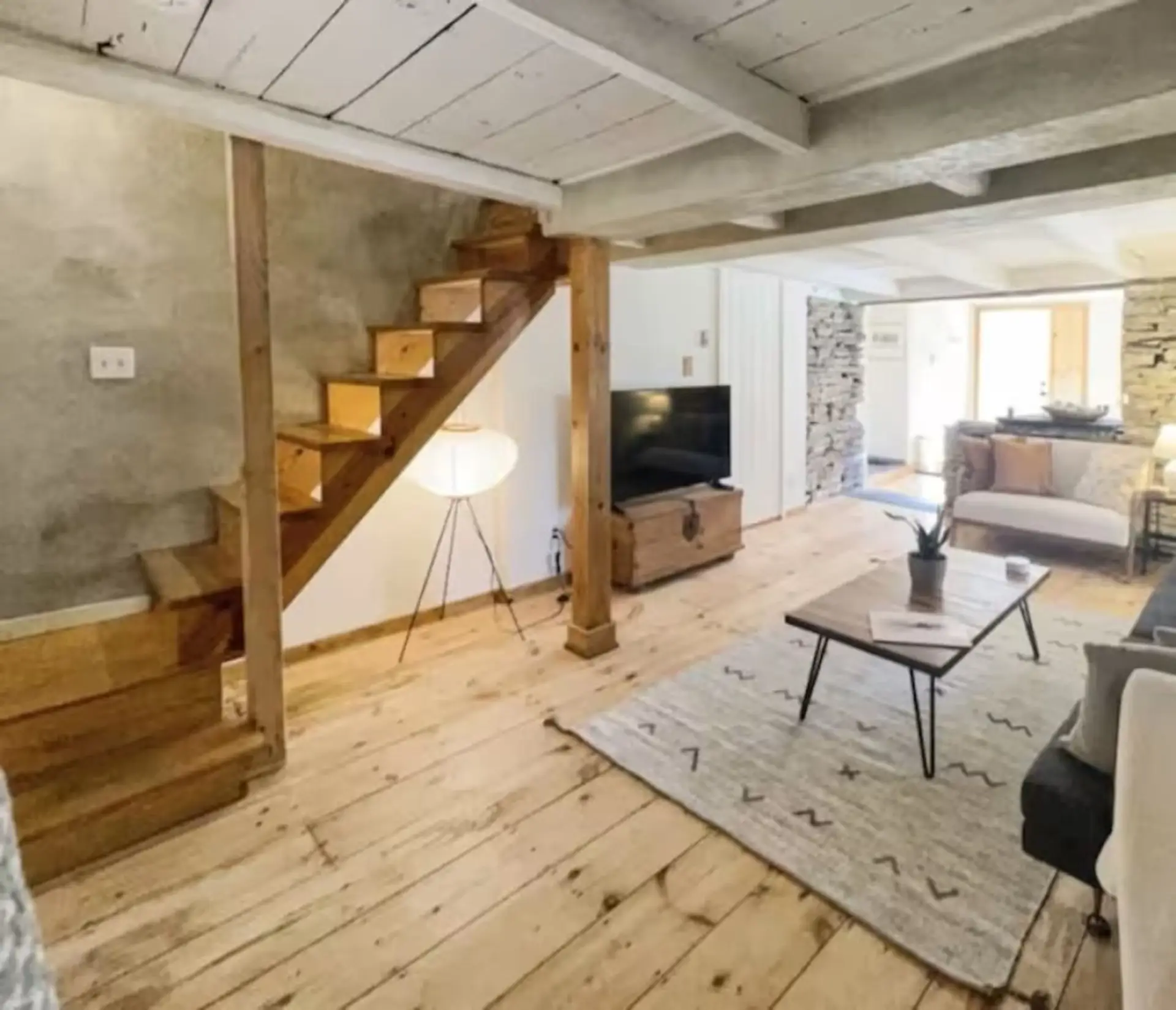 While some may find the staircase between the 1st and 2nd floors slightly steeper than usual (just a few centimeters higher than regular stairs), guests have an alternative via the side entrance, bypassing the need for stairs entirely.