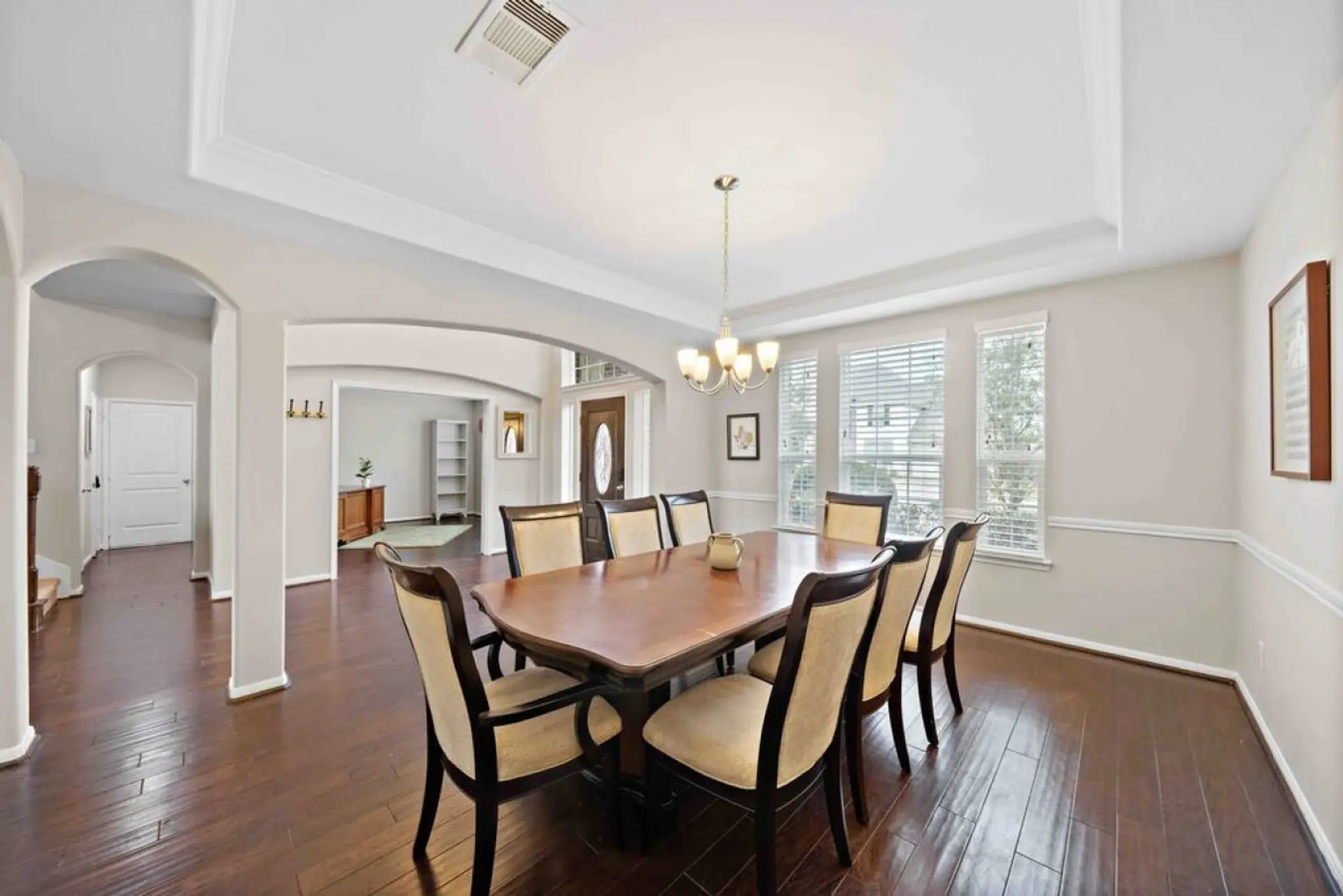 Well-equipped space perfect for enjoying meals and relaxation.