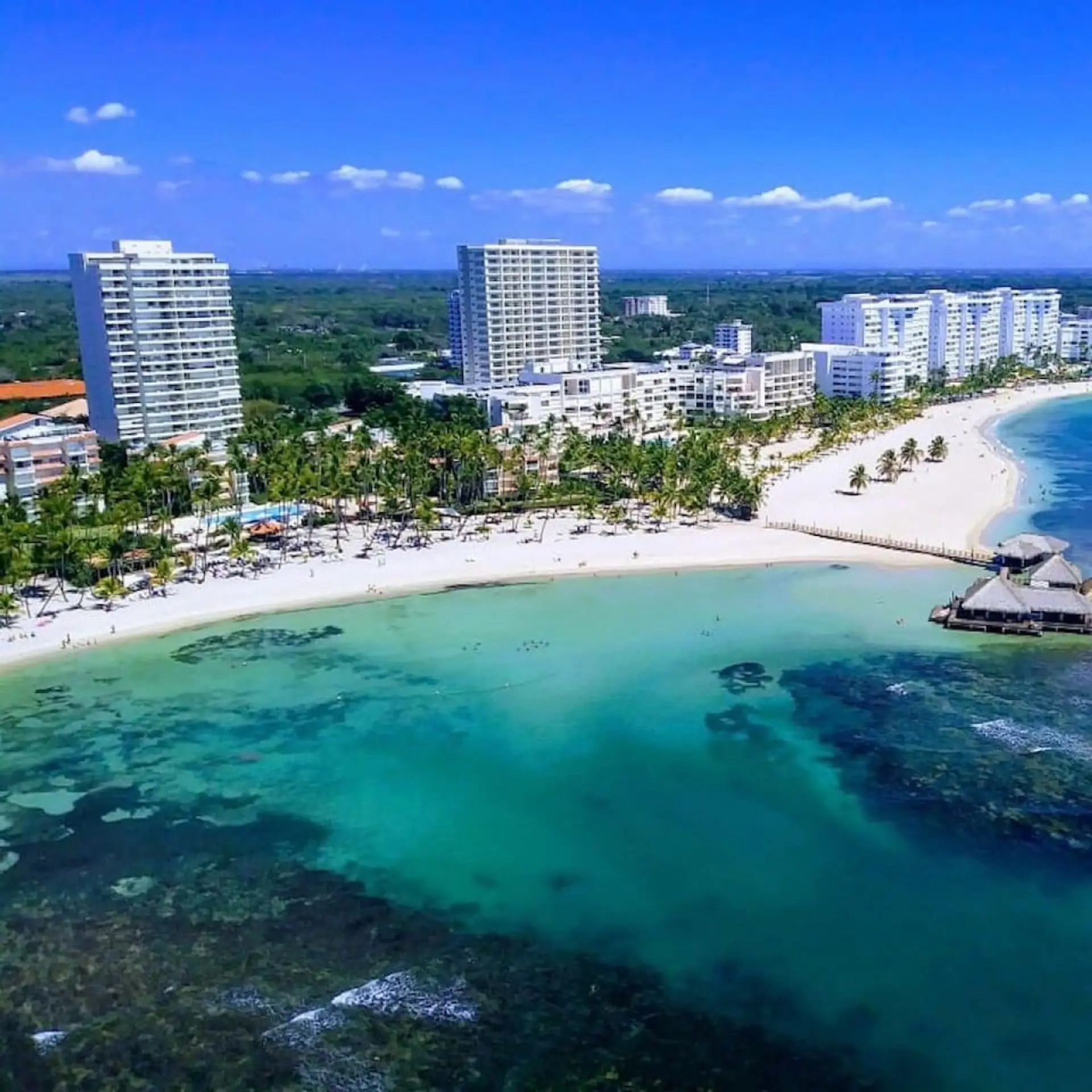 Una vista única, un agua tan cristalina que puedes ver hasta el fondo,  con edificios que rodean la zona, Playa a 5 minutos de distancia del edificio a pie y 3 minutos en carro