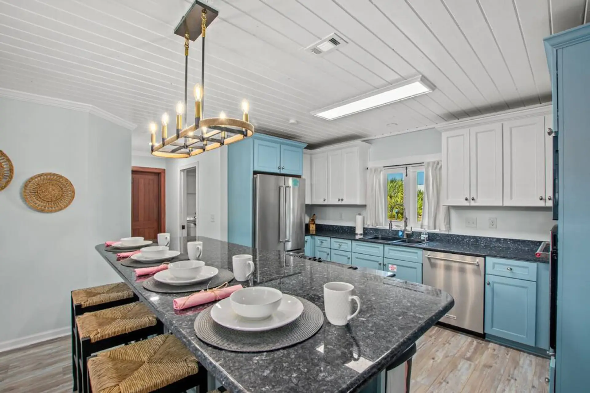 A well-equipped kitchen featuring a breakfast bar that seats 4—perfect for cooking and dining together.