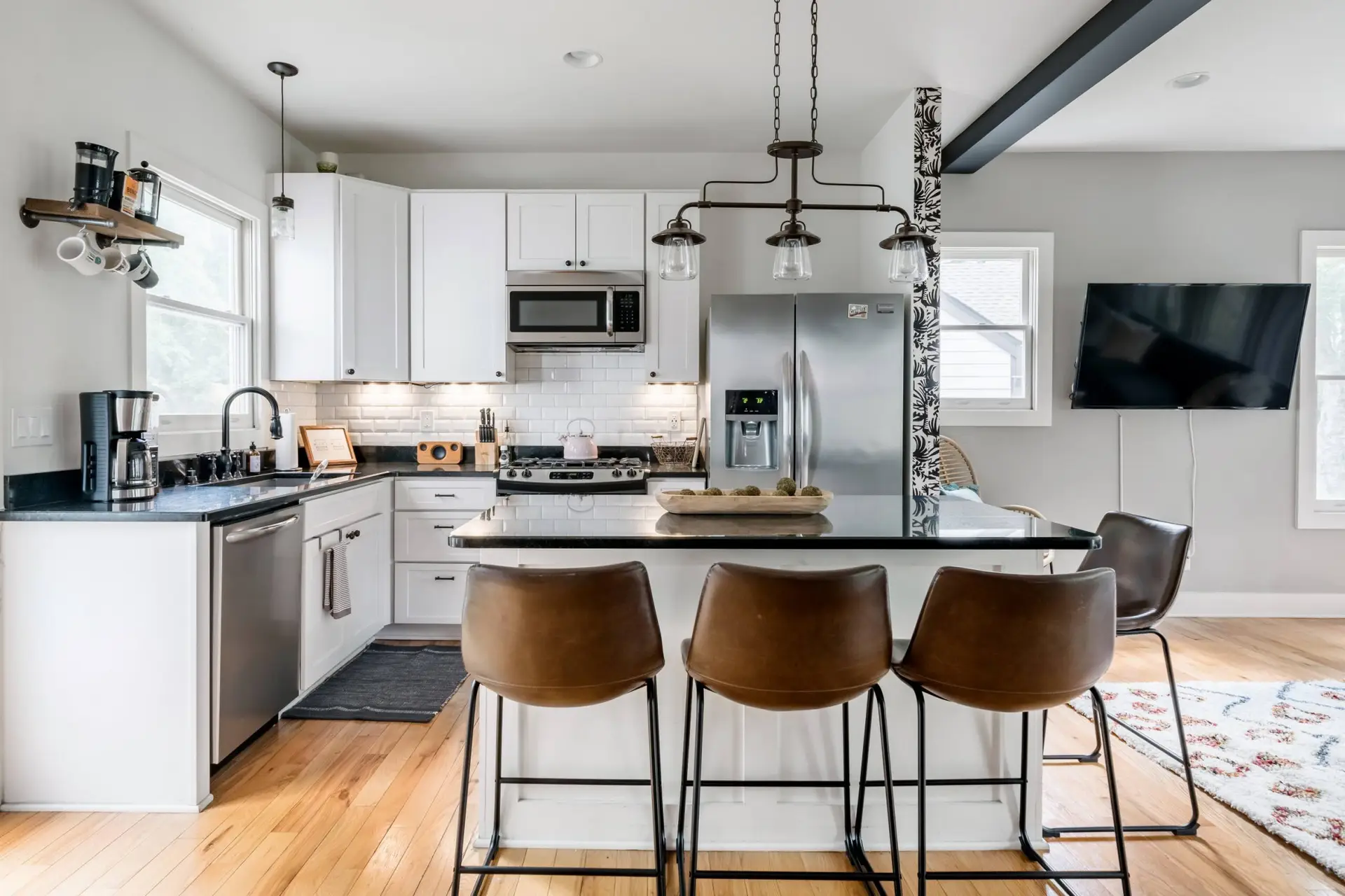 Large kitchen with everything you could need!