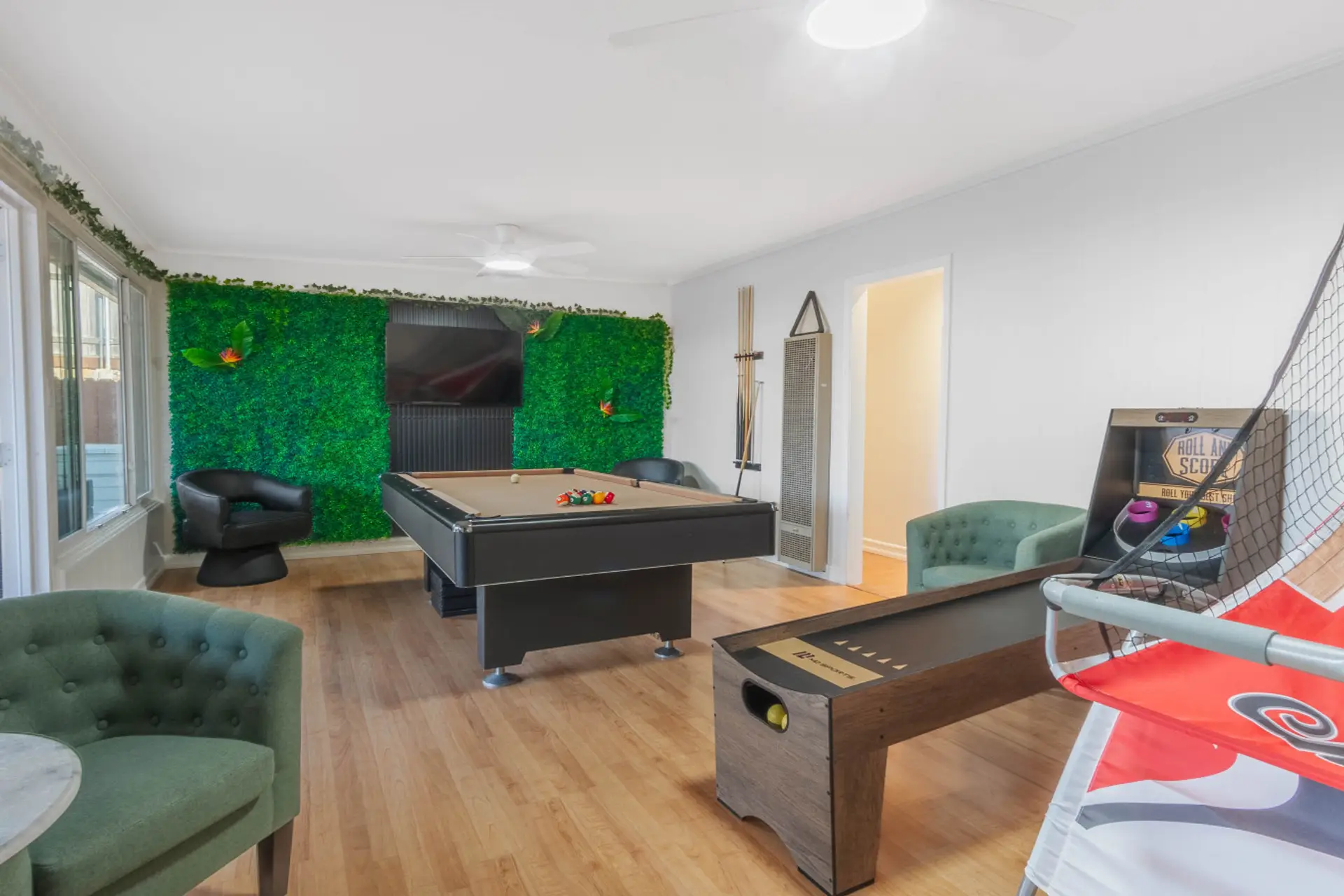 Enjoy in this fully equipped game room.