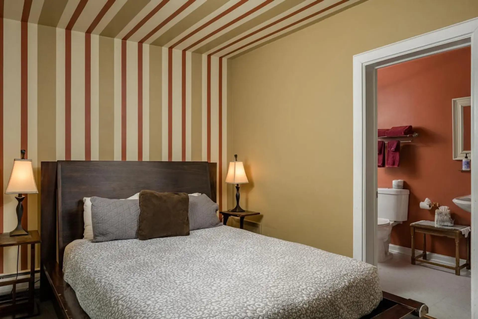 Queen Size Bed Suite