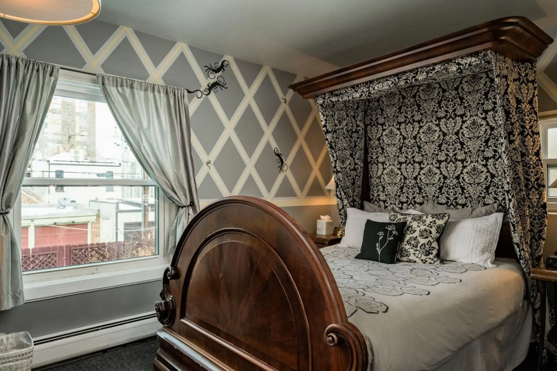 Queen Size Bed W/ City View