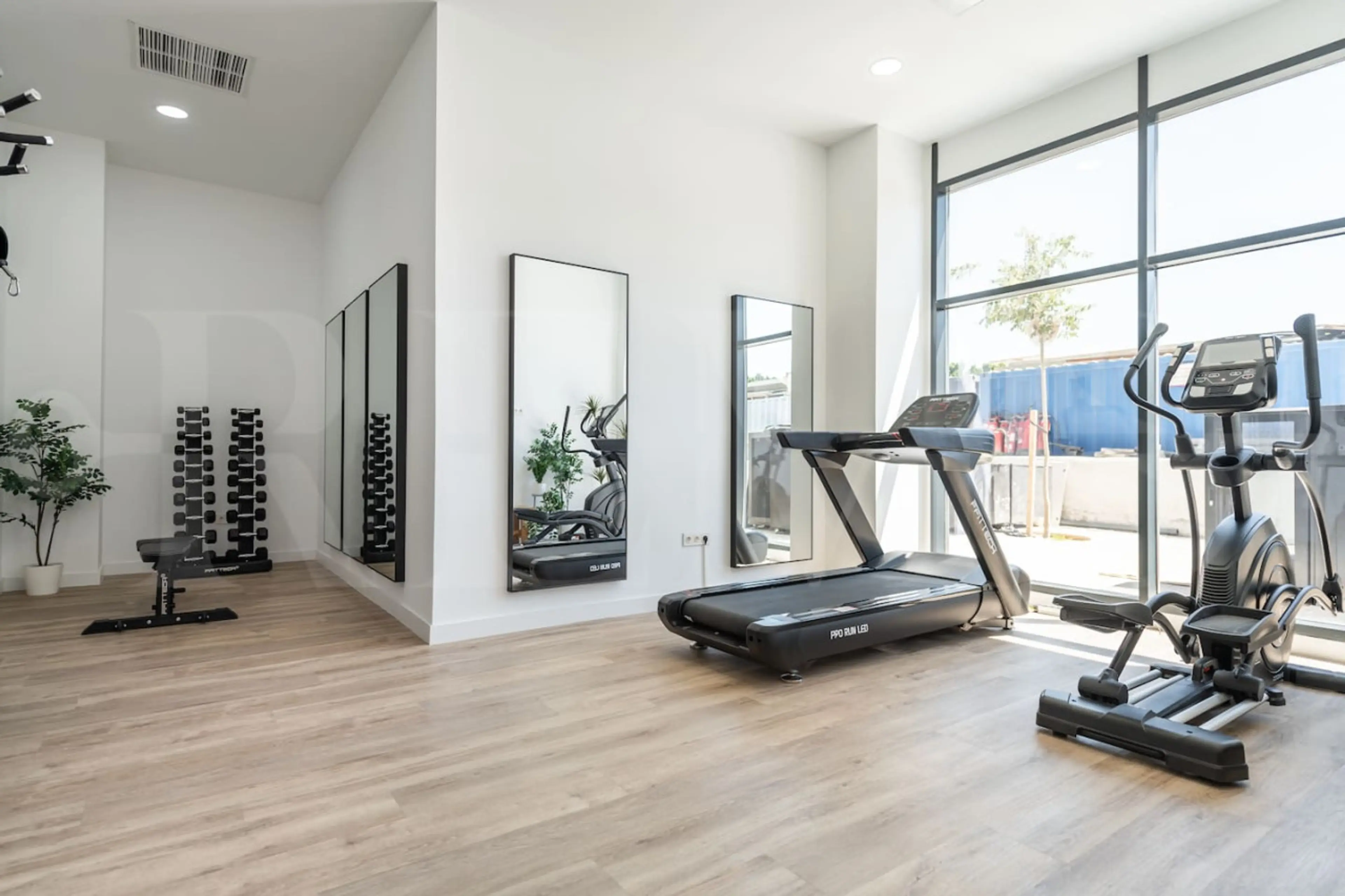 22nd floor urban sky apartment with gym REMS