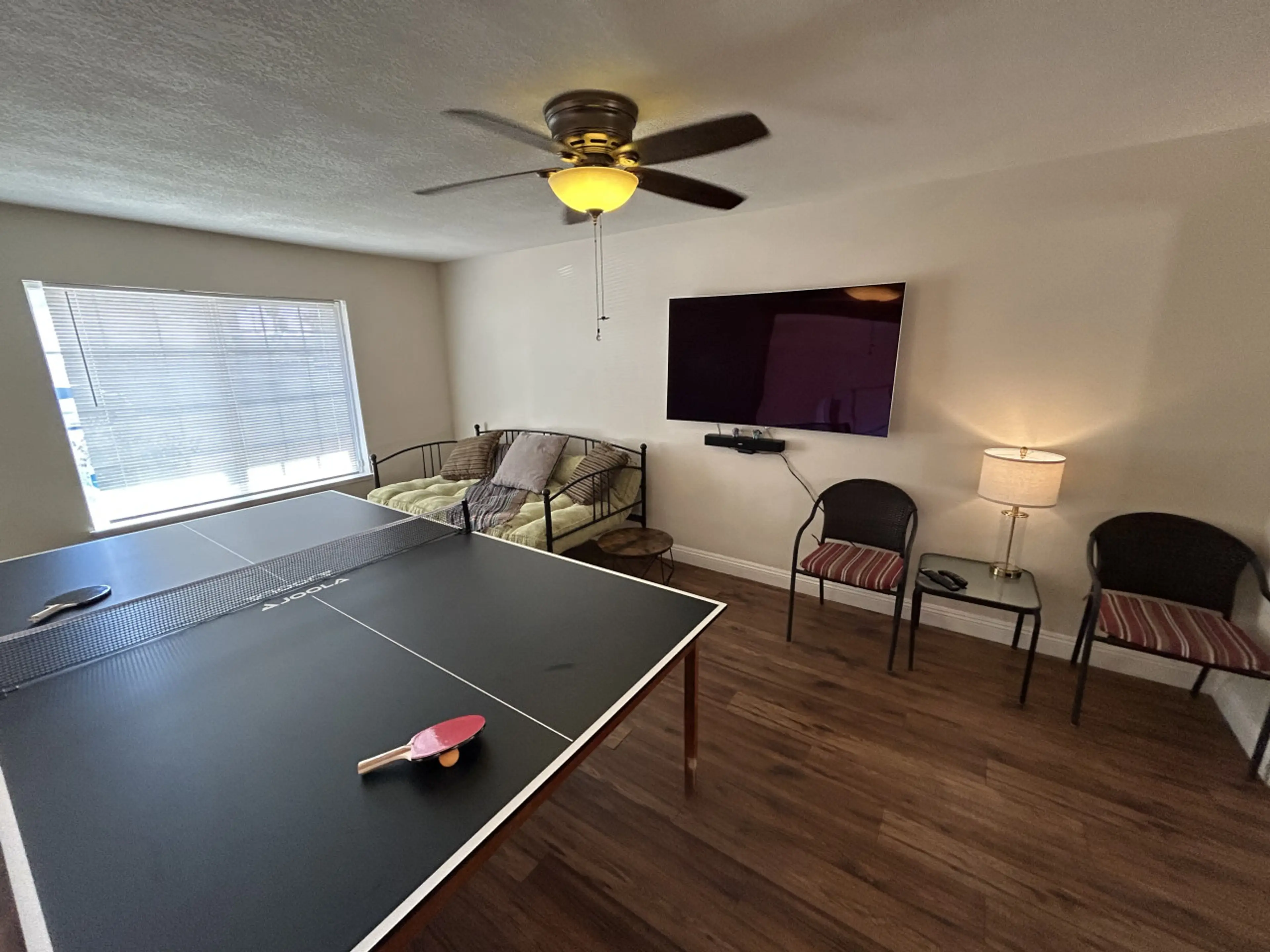 Ping pon, TV and chill spots