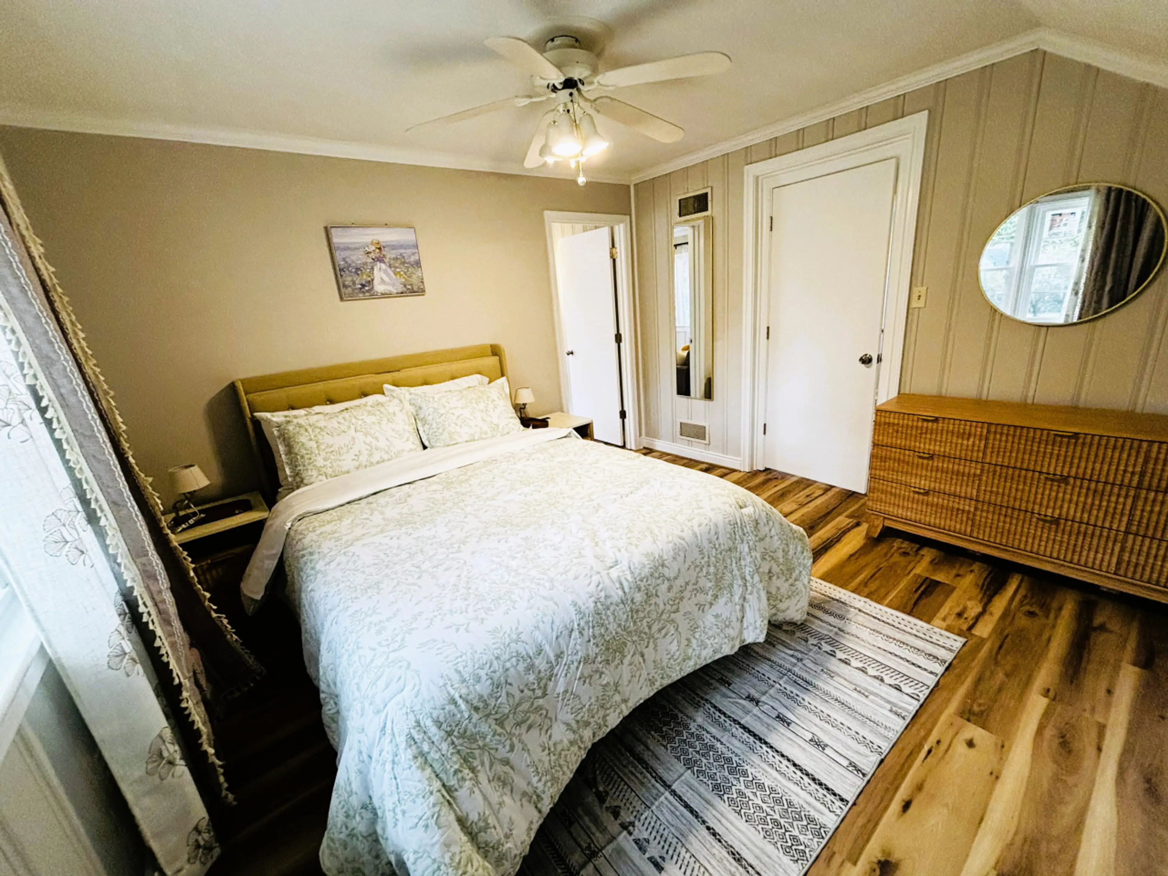 Bedroom with Queen bed