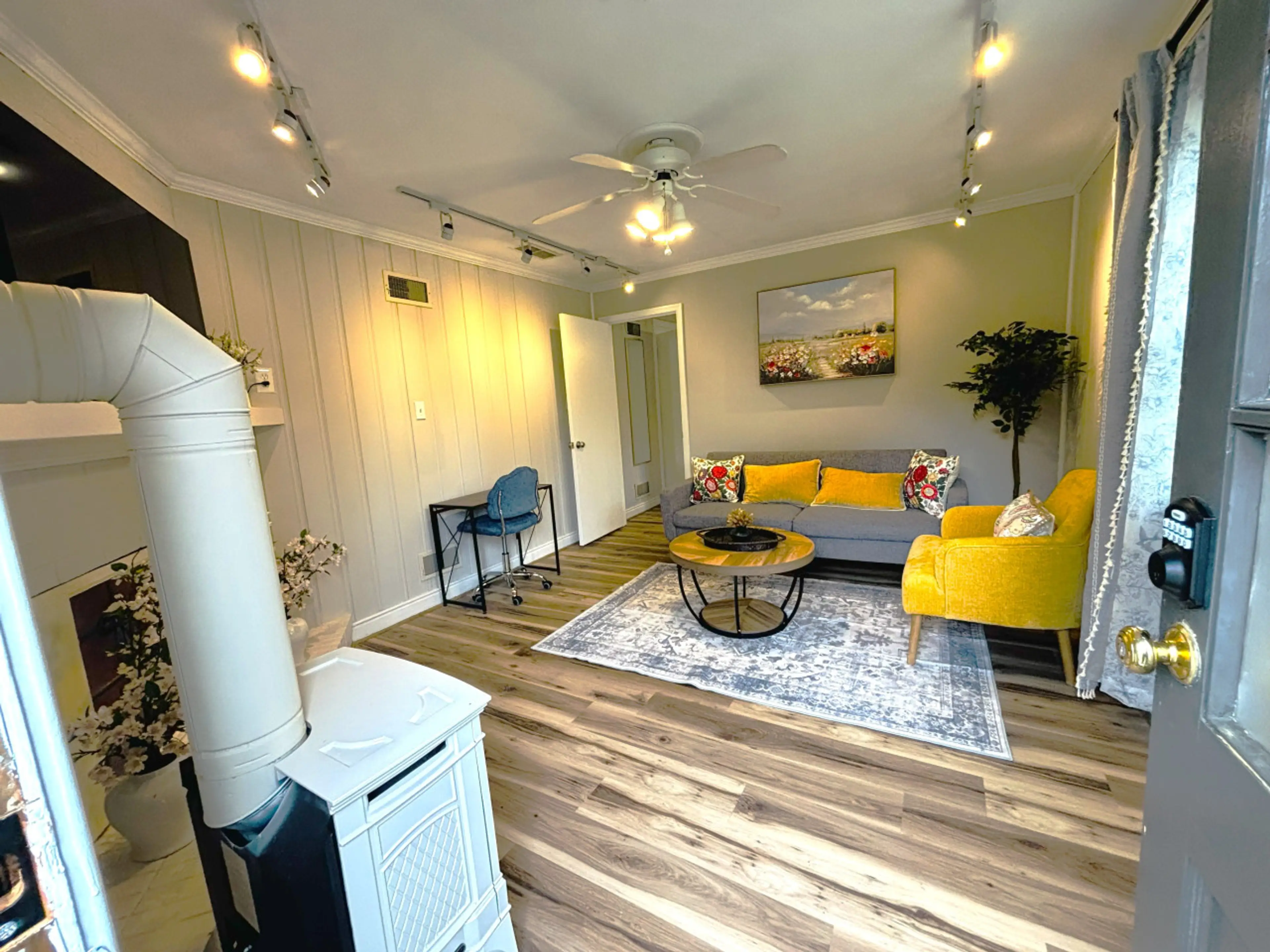 Living Room with Smart TV, Work desk