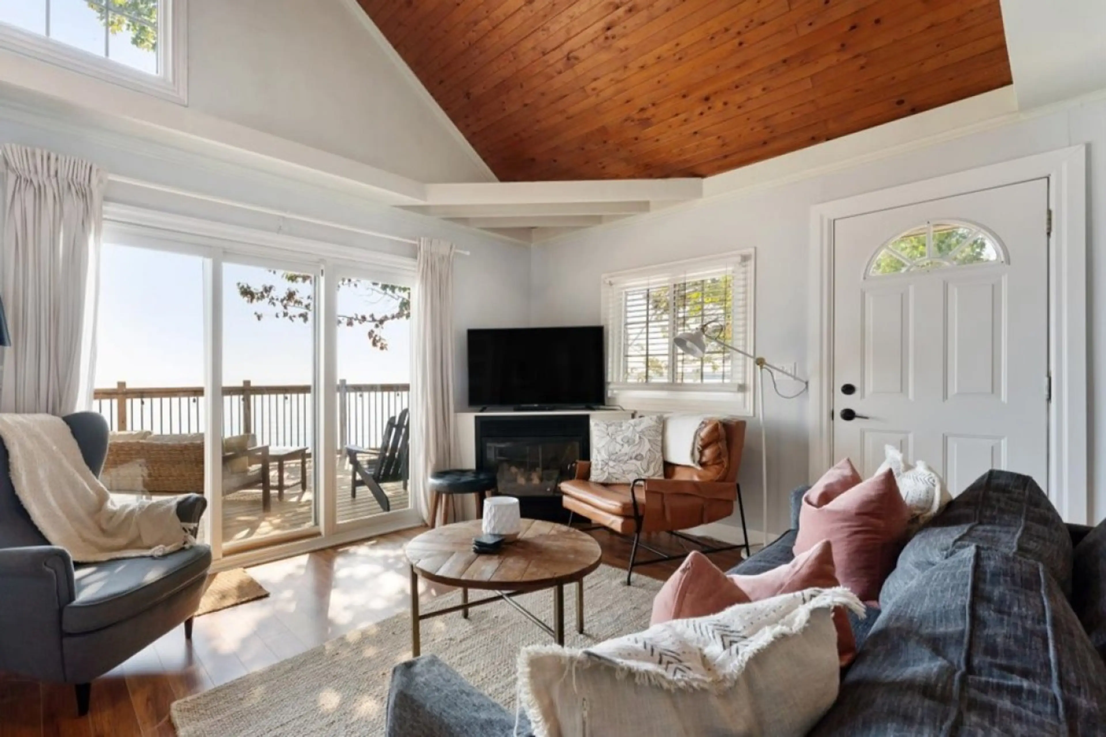 Lake views stretch out beyond the windows, making the living room a place to pause, sit back, and take it all in.