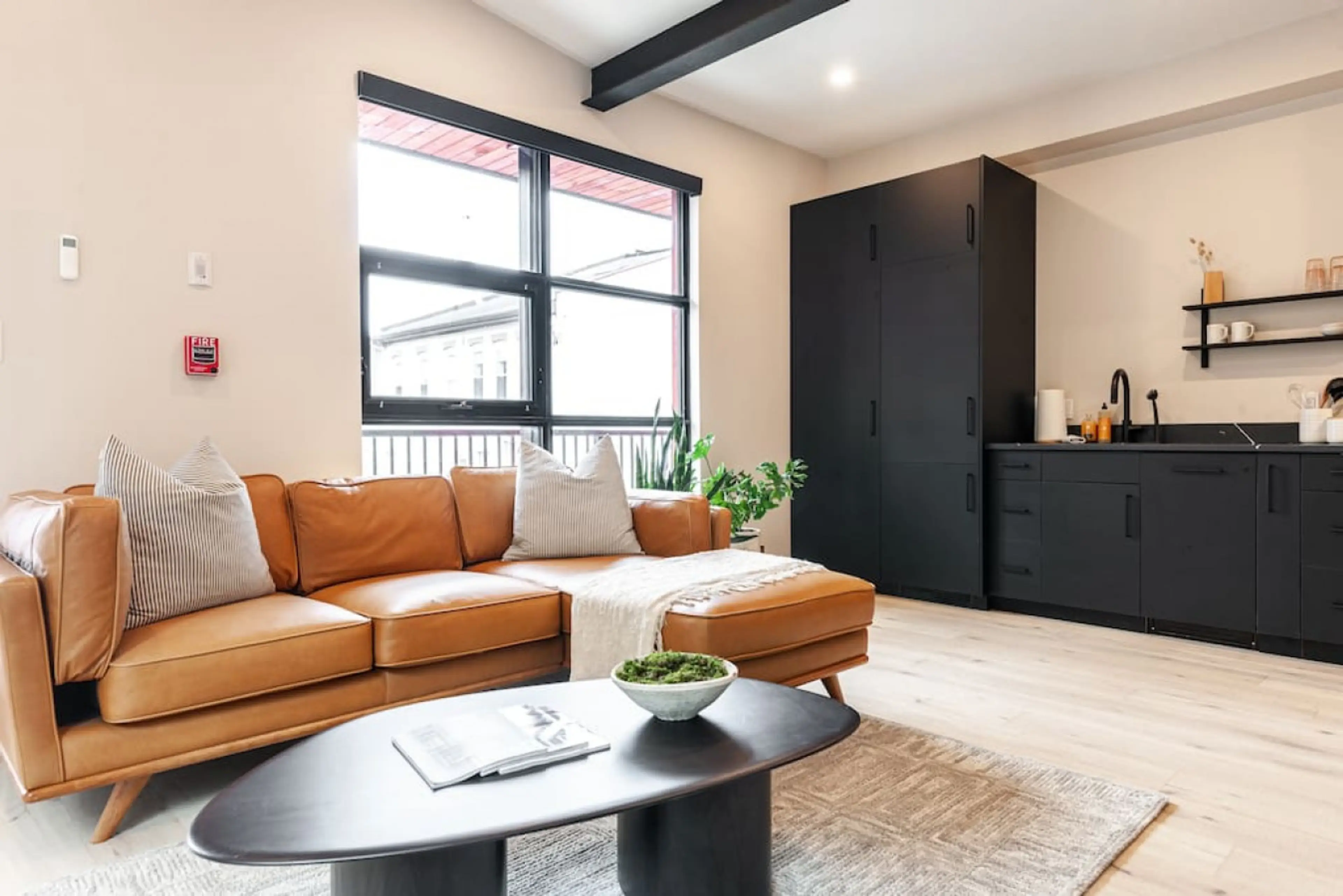 Relax in style in our corner unit, bathed in natural light and nestled in Stratford’s main shopping and dining hub. Perfect for those eager to explore the bustling city centre and enjoy the Stratford Festival's cultural offerings
