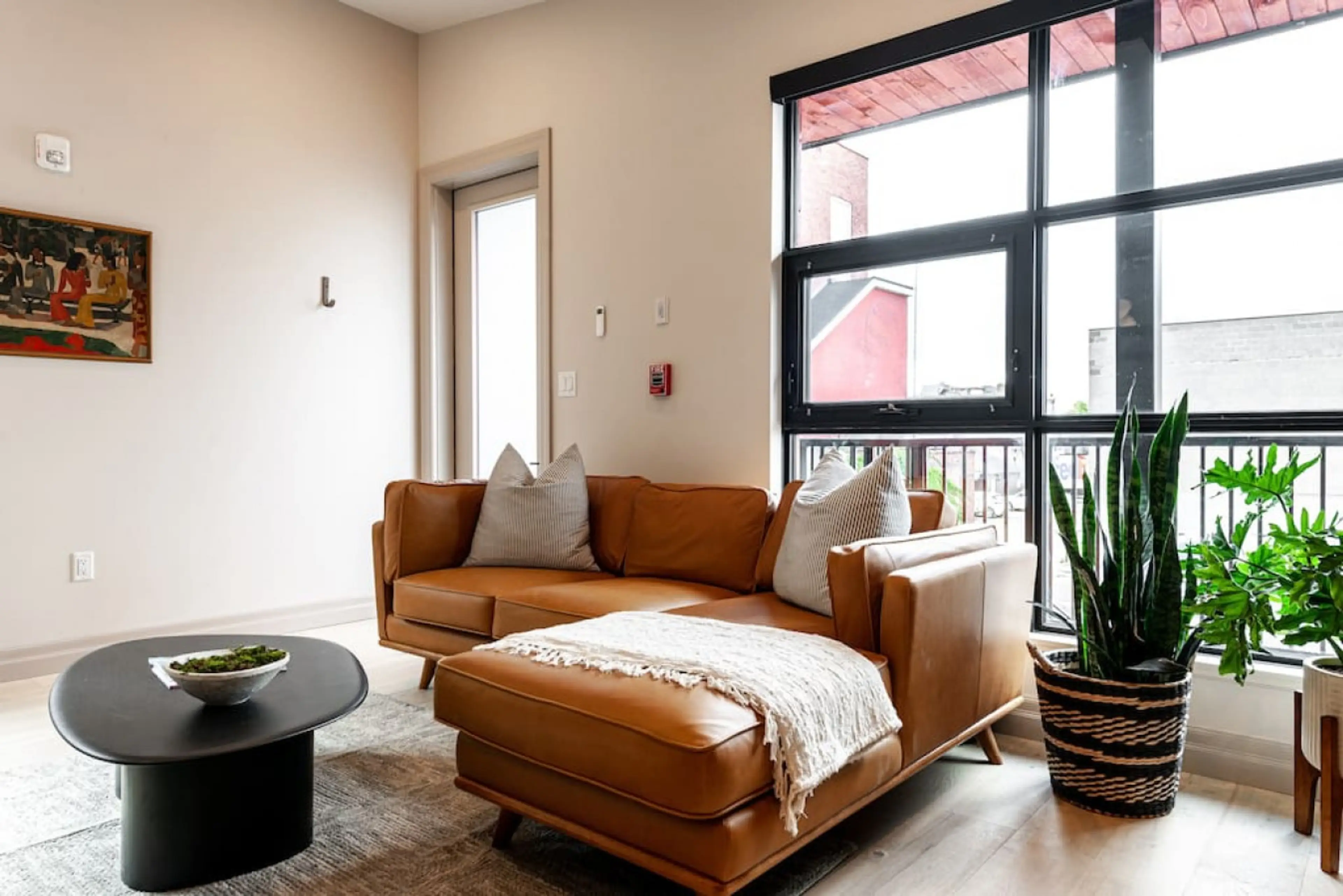 Relax in style in our corner unit, bathed in natural light and nestled in Stratford’s main shopping and dining hub. Perfect for those eager to explore the bustling city centre and enjoy the Stratford Festival's cultural offerings