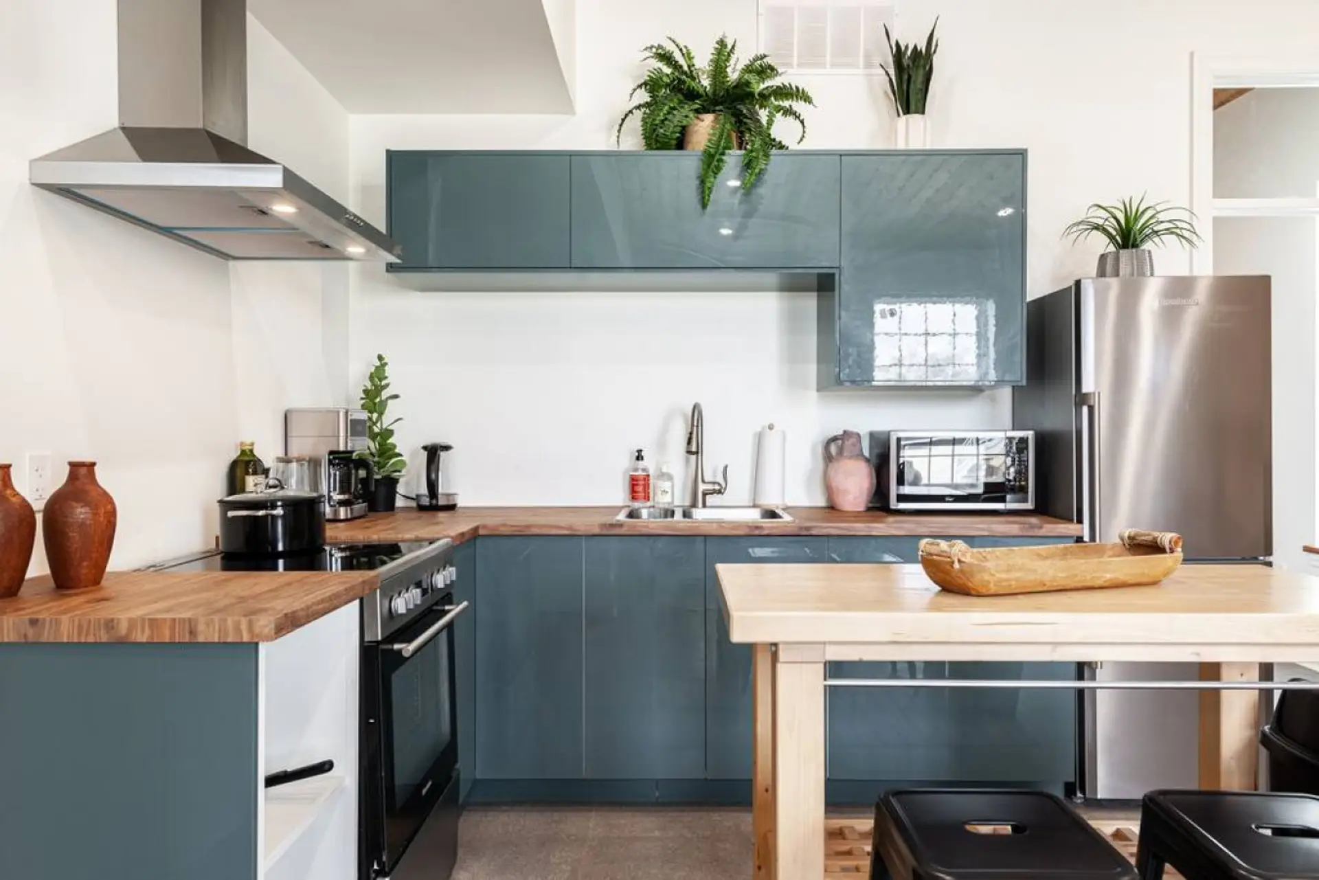 Fully equipped modern kitchen, marrying functionality with style. Ideal for culinary enthusiasts looking to explore Stratford's vibrant dining scene. A stone's throw from downtown shops and theatres, experience luxury and convenience