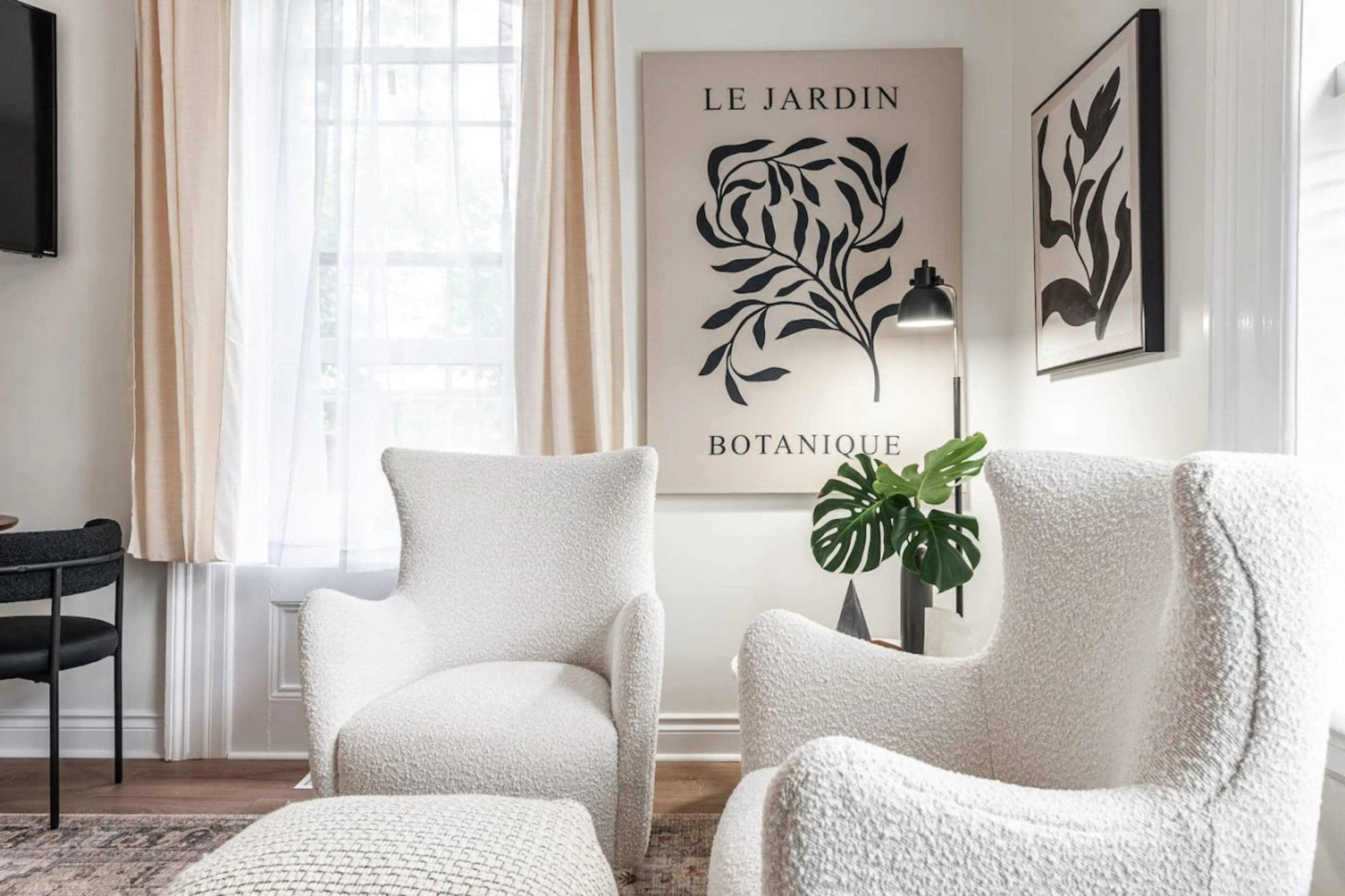 Spacious sitting room in Unit 2 with comfortable wingback chairs, a Smart TV, and a small dining area. Located in the same space as the kitchenette, this room is perfect for relaxing after a day at the Stratford Festival. Explore Stratford’s cultural offe