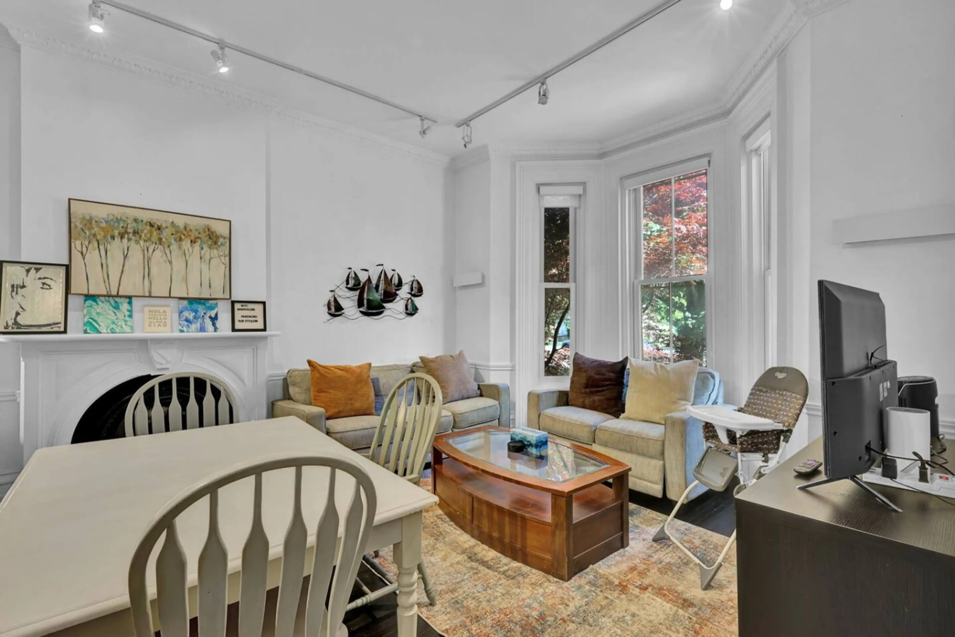 Experience the airy elegance of a sun-drenched gathering space. High ceilings and curated decor create a sophisticated yet welcoming atmosphere for your stay. It is an ideal setting for sharing meals or making memories.