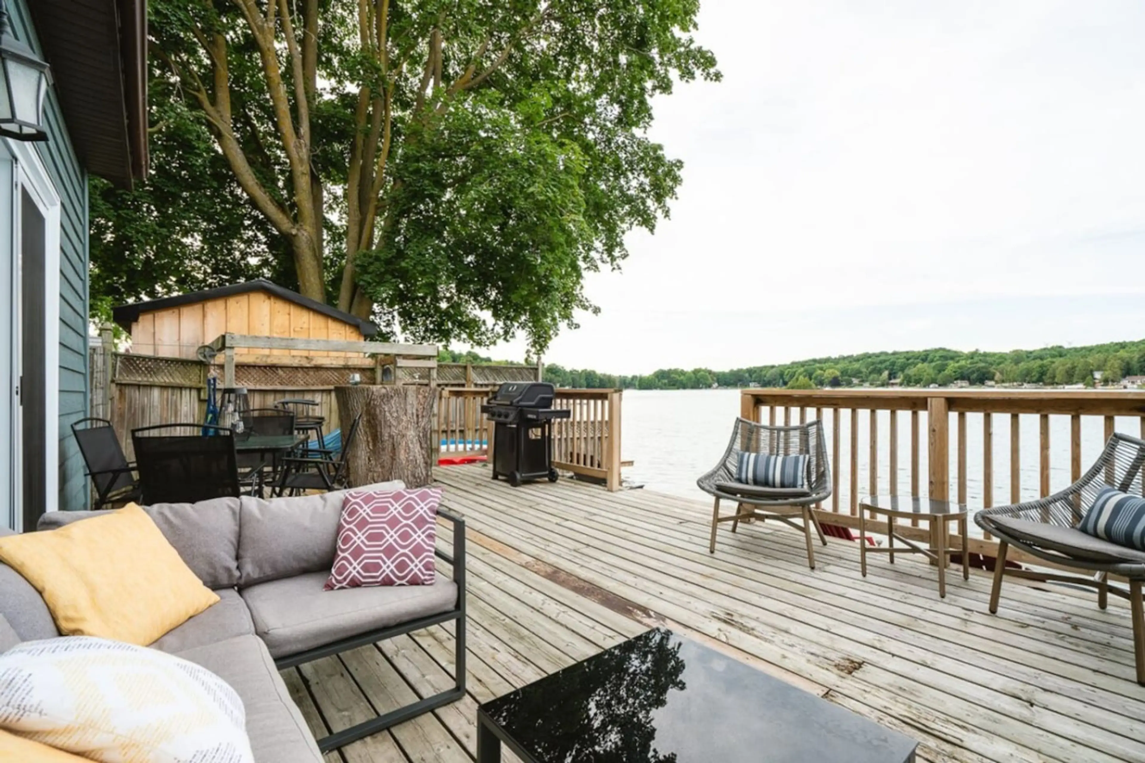 Unwind where the water meets the shore. Long sunny afternoons on the deck or evenings under the stars, this is the lakeside escape you deserve. Gather friends and family for unforgettable moments by the water.