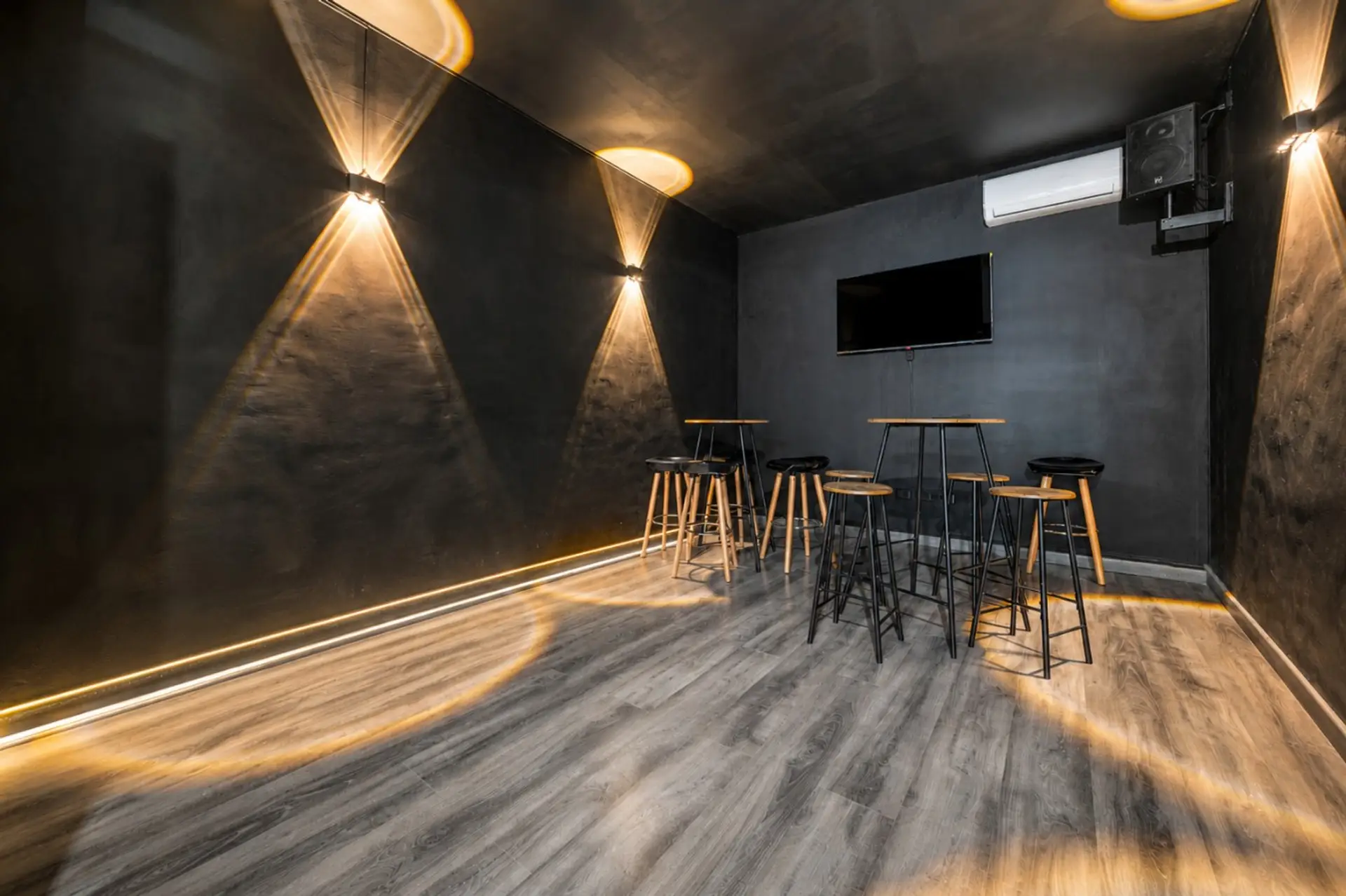 Discoteca insonorizada privada con aire acondicionado, smart TV, sonido y luces
