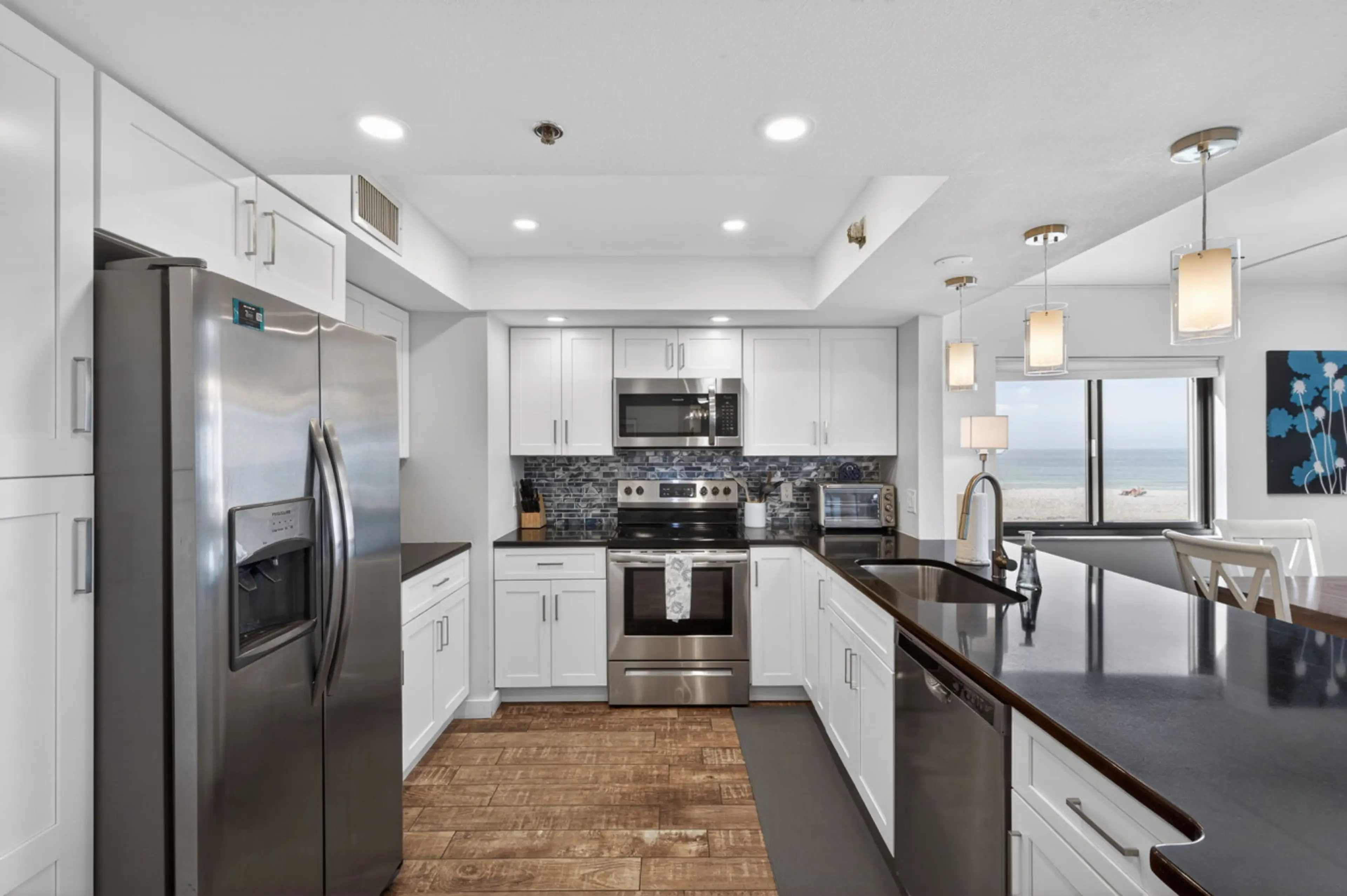 Fully equipped kitchen w/ ample counter space, ideal for cooking & entertaining.