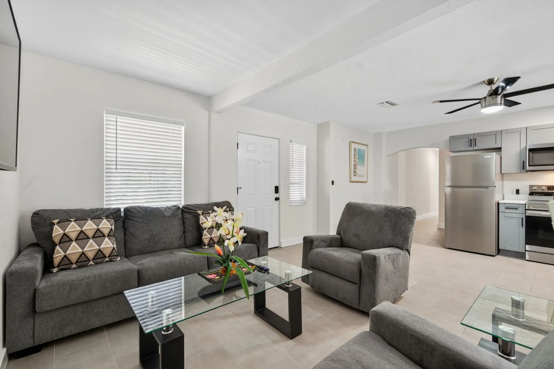 Cozy living room w/ plush seating & soft light for easy lounging.