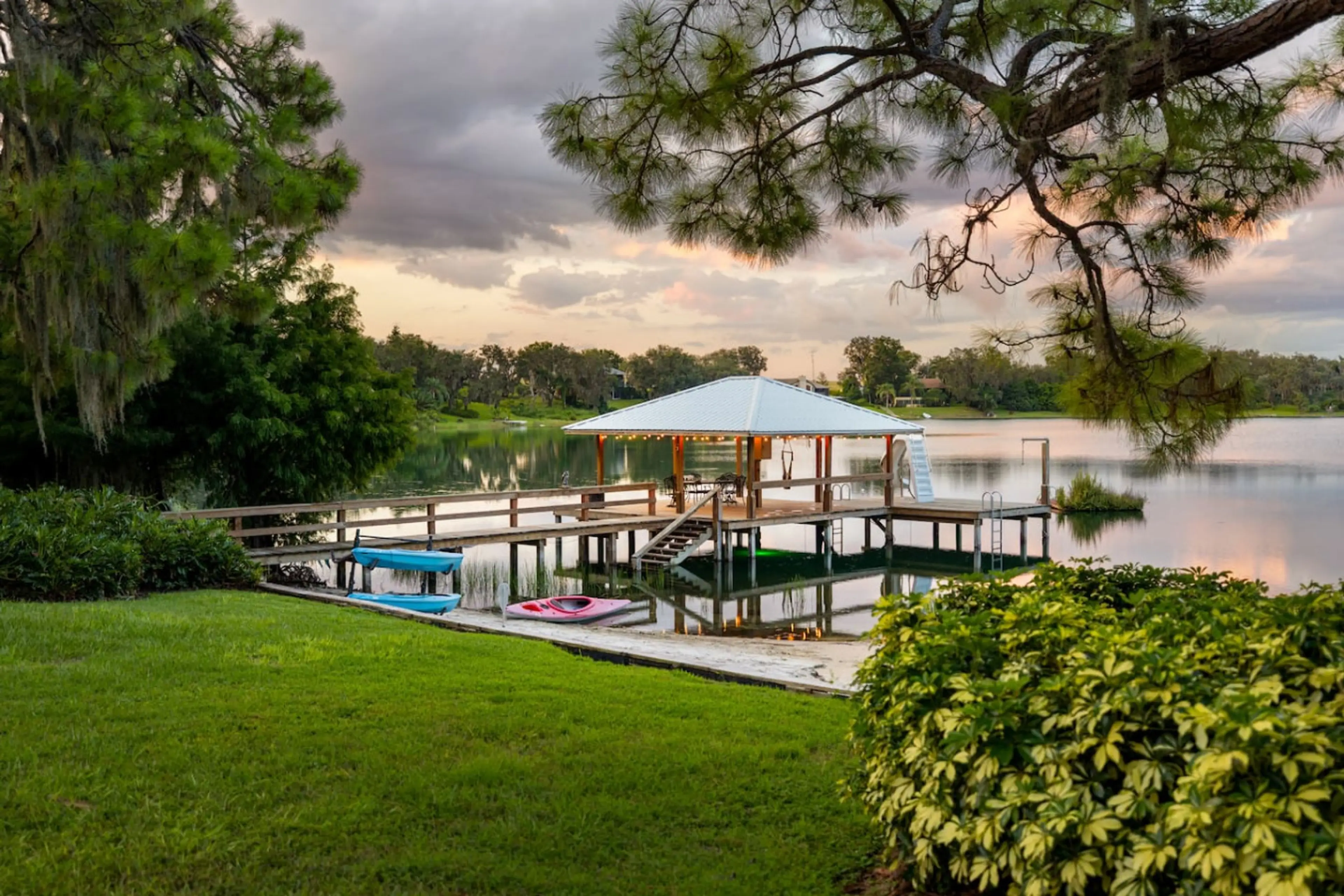 Lakeside Pavilion: Relax in style with sunset views and access to kayaking adventures!