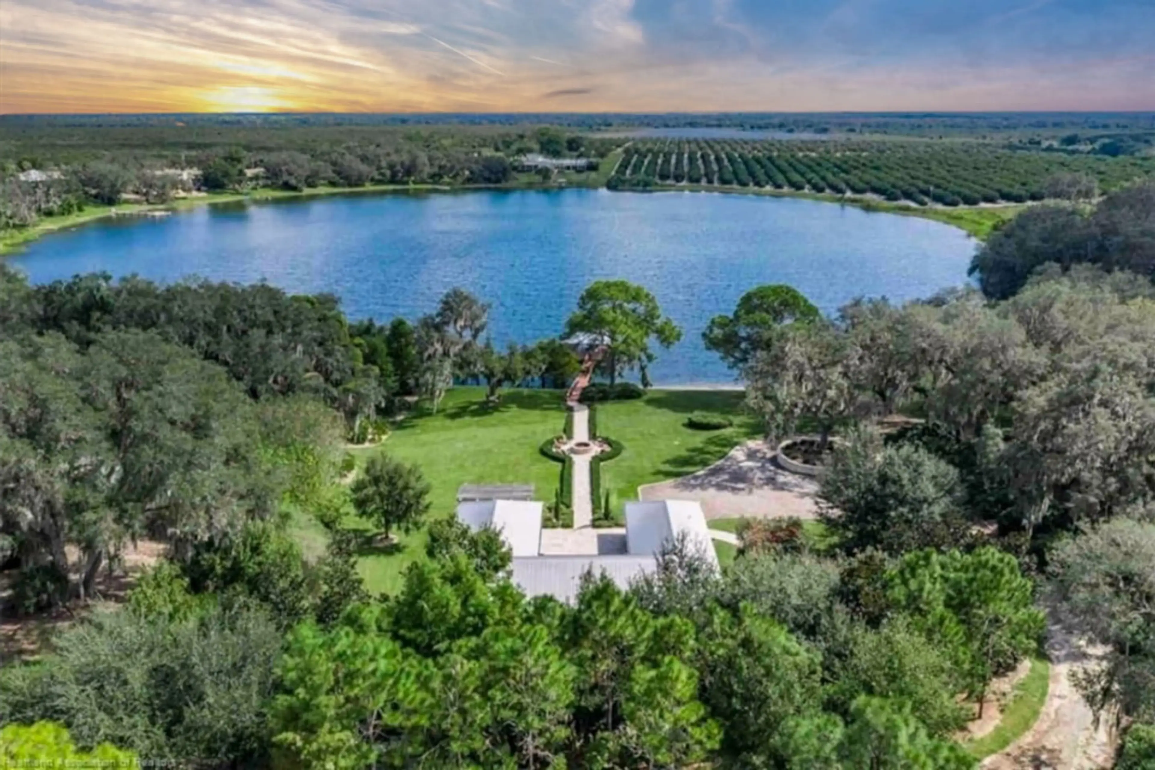 Lakeview Paradise: Experience serene sunsets and vibrant nature right at your doorstep!