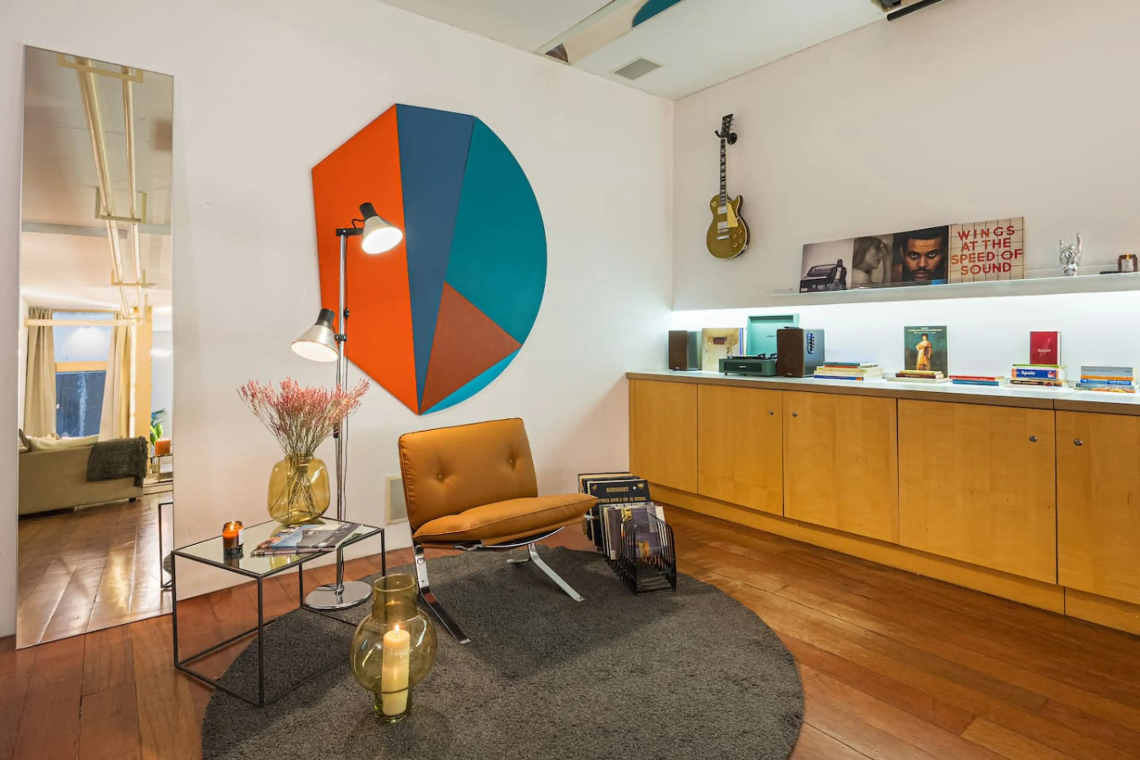 Chic Lounge: Stylish seating & vibrant art create the perfect setting for relaxation in Madrid!