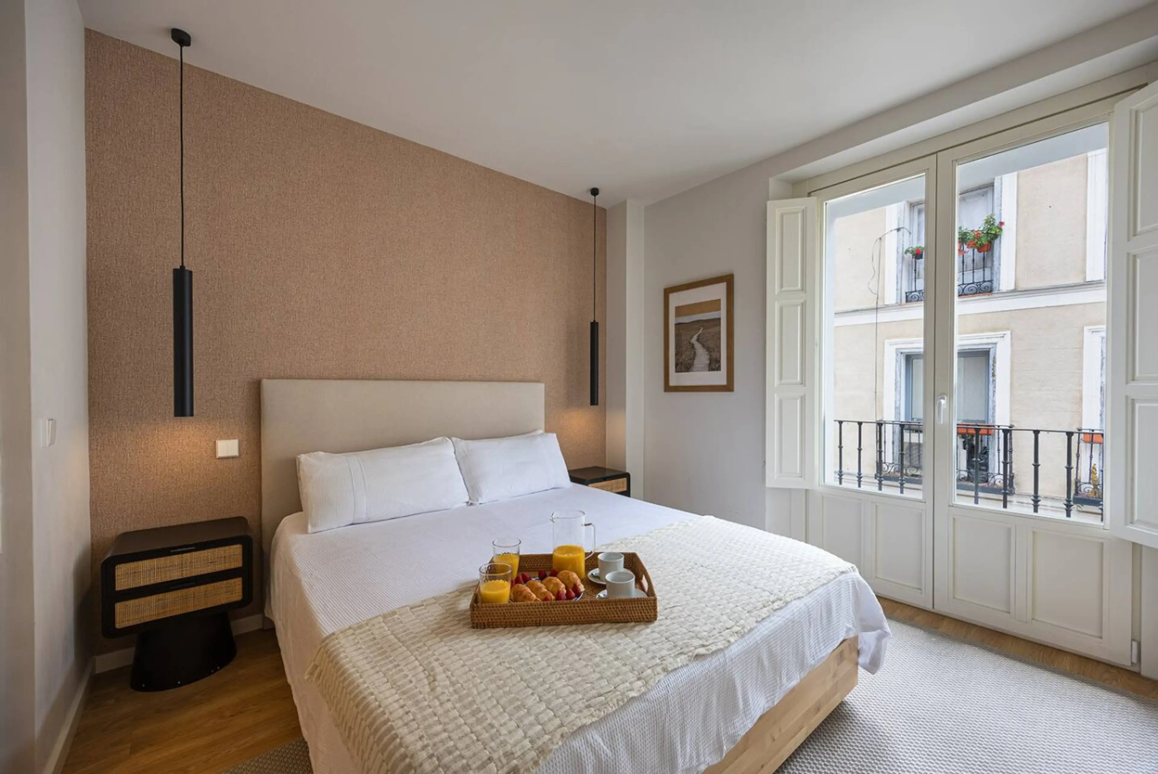 Bright Bedroom Retreat: Enjoy morning views and a delightful breakfast in style!