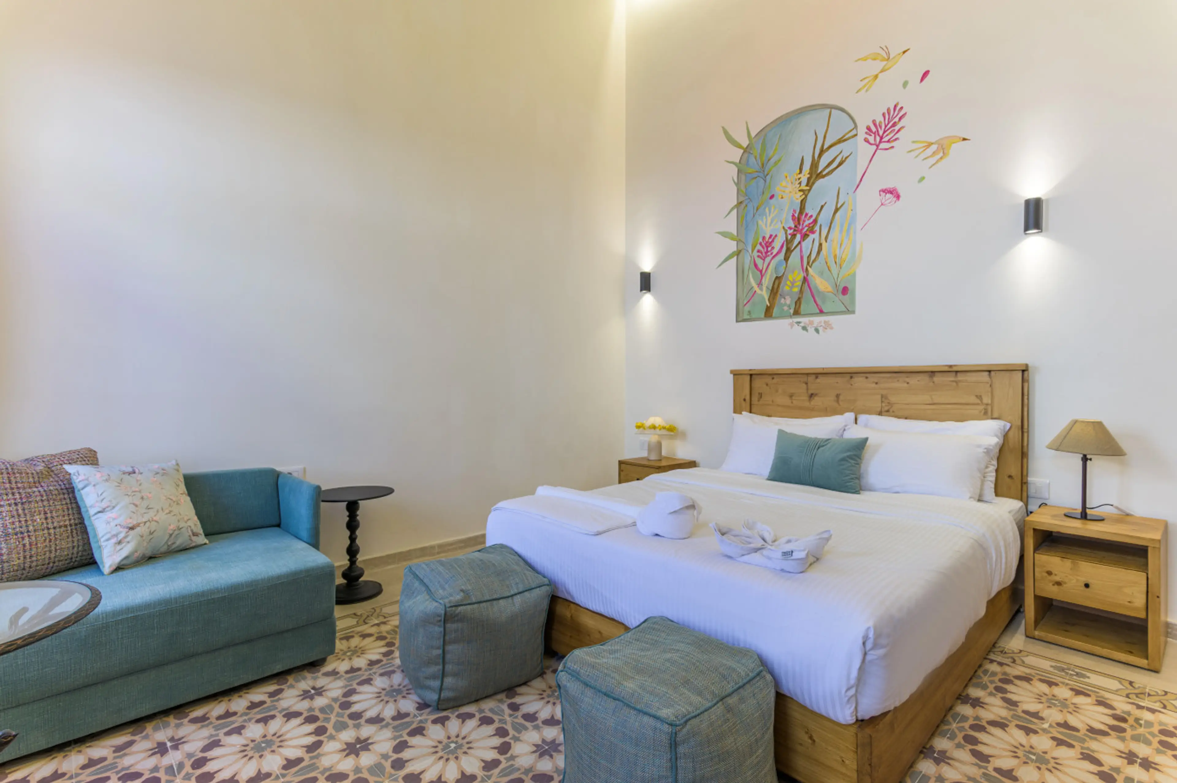 Bed & Seating area