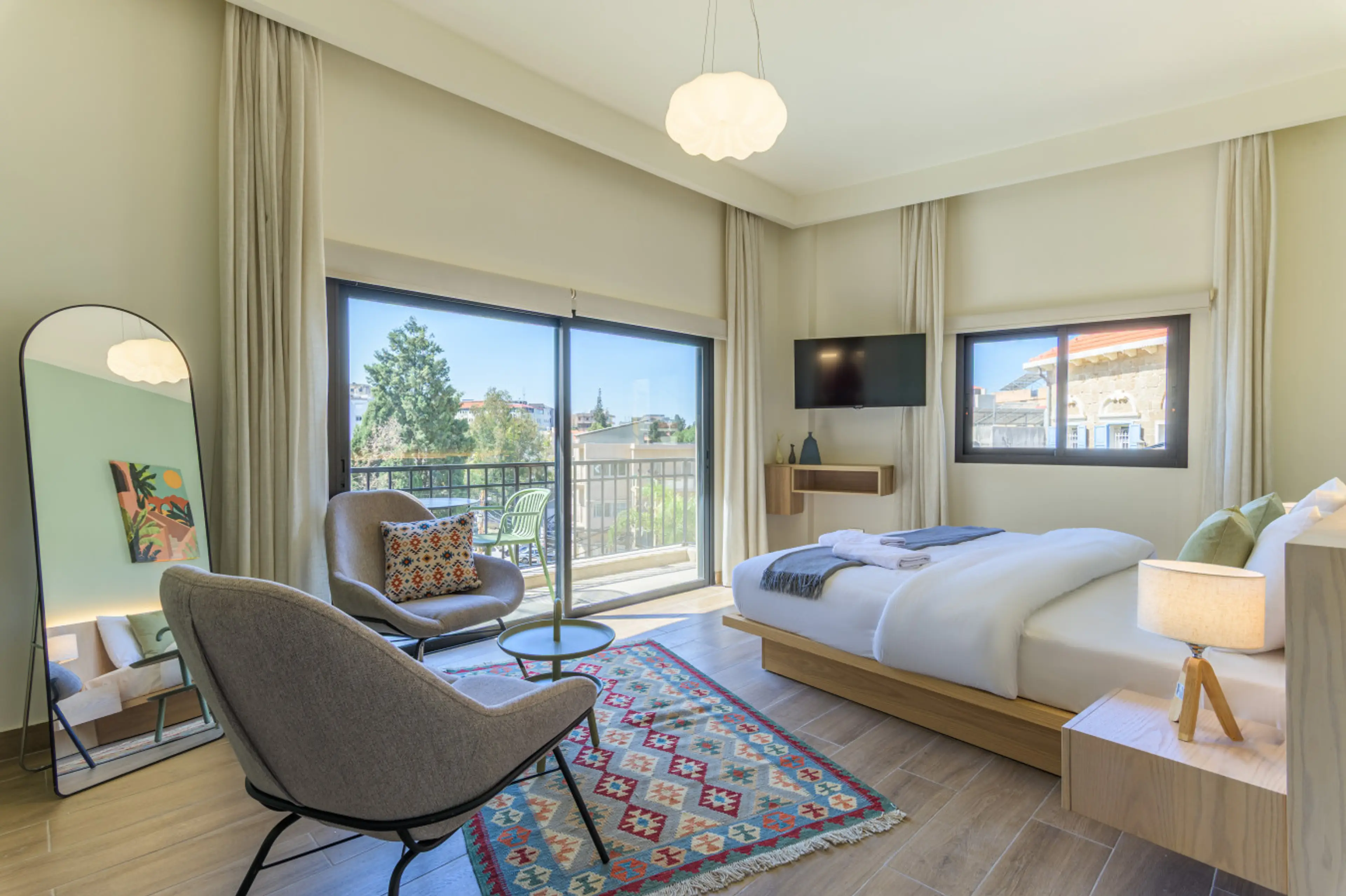 Bed & Seating area
